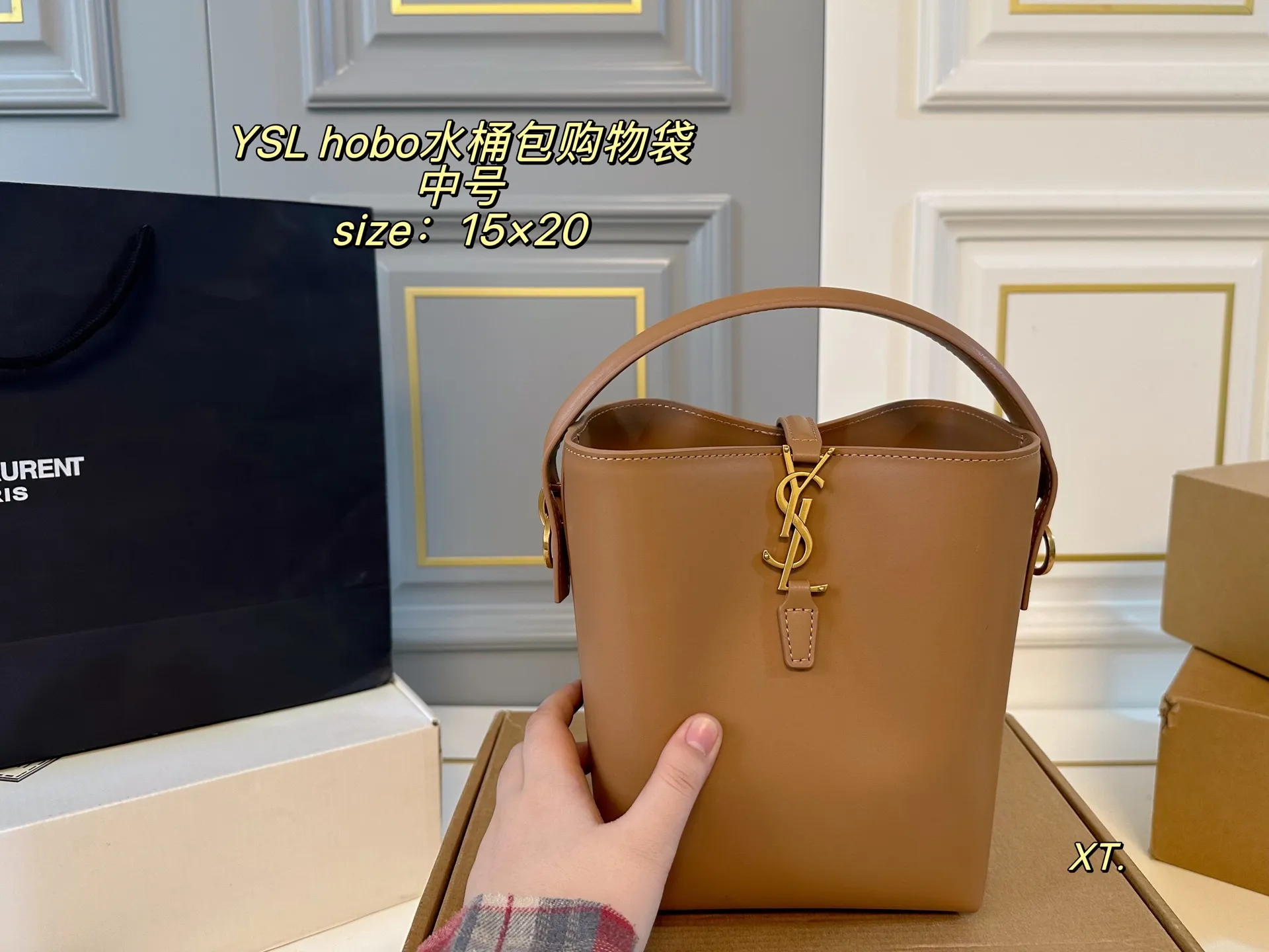 P205 中号（飞机盒） size：15&times;20中号 YSL 圣罗兰hobo水桶包购物袋💕 包身简约设计，手感质感超👍 超级显档次，容量超大～ 单肩手提都不是问题，包内配卡包➕镜子 洋气美妞/街拍人，时尚潮女必备❗️