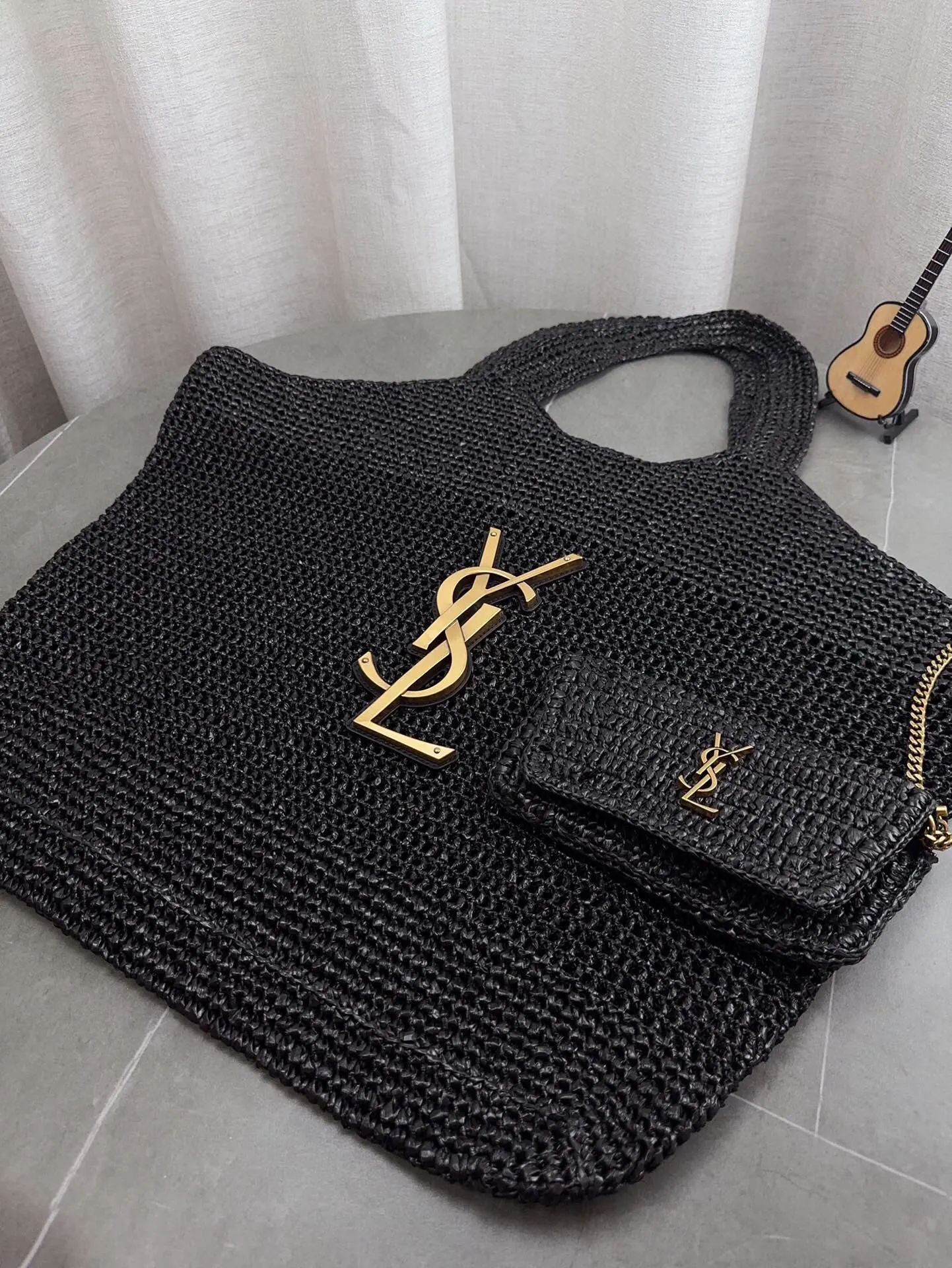 原单品质 YSL圣罗兰拉菲草编织购物袋 夏天背的包包真的太可爱了，背上一整个慵懒风 夏季沙滩腋下包 旅行拍照真的很nice哦 每个小仙女夏季都应有一个草编购物袋菜篮子 包包哦 尺寸40*39cm p295