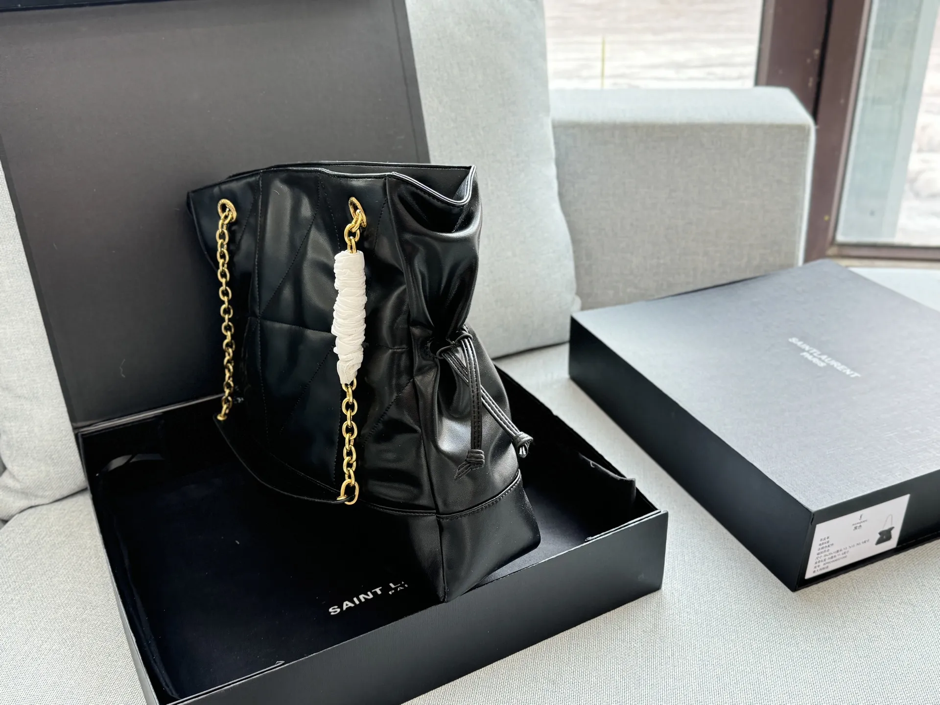 💰225 折叠盒 size：34&times;33 圣罗兰 YSL Jamie 福袋包 托特包Tote包购物袋单肩包 选YSL福袋包准没错！背上是一眼心动的时尚范儿，包里藏着惊喜，连&lsquo;袋&rsquo;本身都是百搭利器，相当于把精致和好运一起背在身上～ 宋佳同款福袋包！ 松弛有度的时尚，手袋的精致设计，不仅能够完美收纳你的日常所需，更是一种生活态度的展现。松弛有度，既不失优雅，又充满个性。