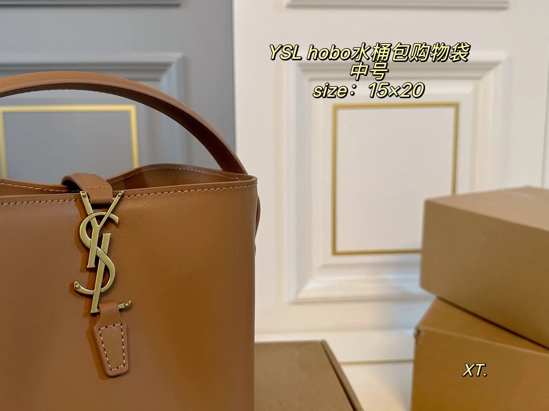 P205 中号(飞机盒) size:15×20中号 YSL 圣罗兰hobo水桶包购物袋💕 包身简约设计,手感质感超👍 超级显档次,容量超大~ 单肩手提都不是问题,包内配卡包➕镜子 洋气美妞/街拍人,时尚潮女必备❗️