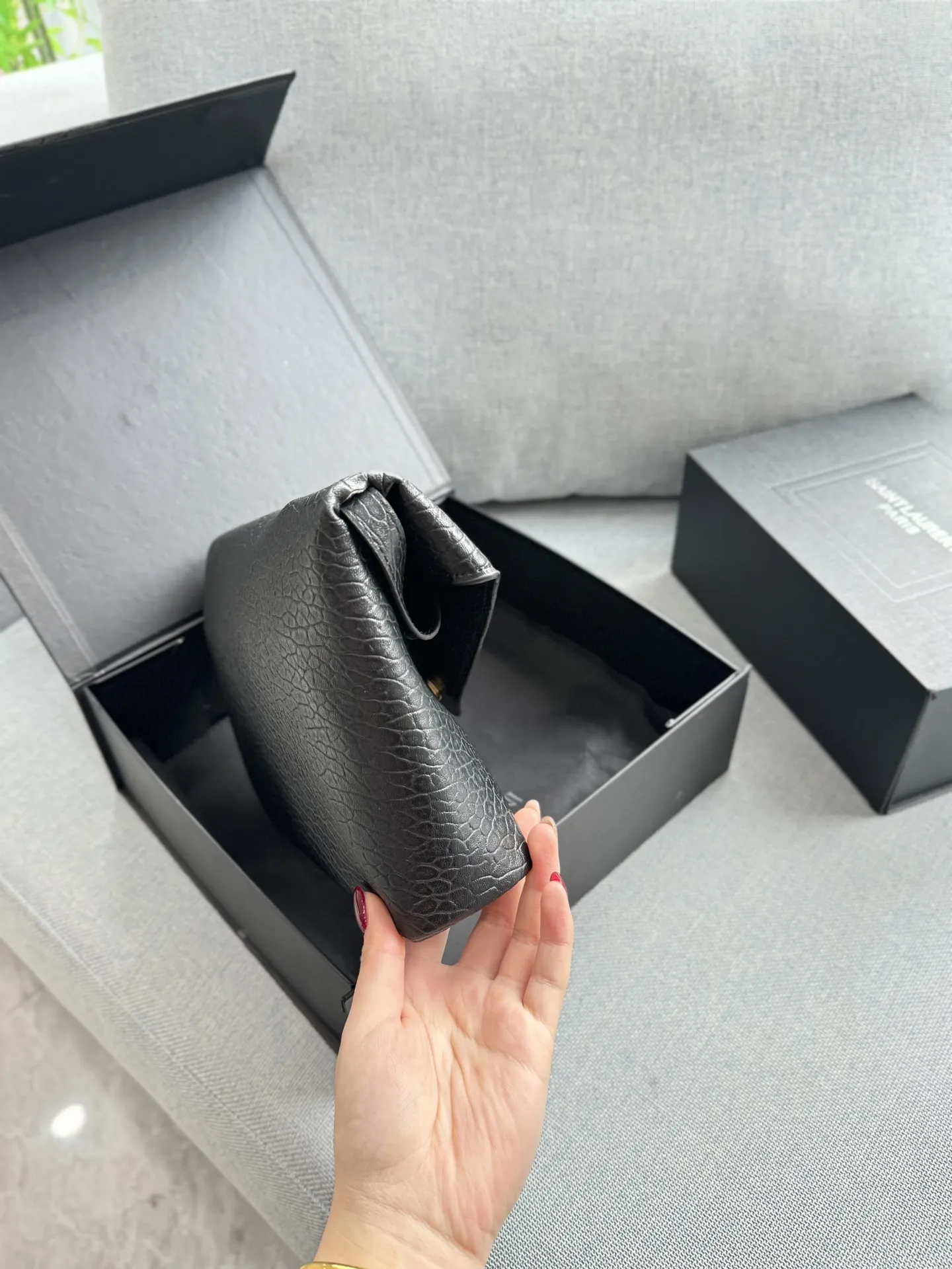 💰125 折叠盒 size：23&times;16 圣罗兰 YSL LE CASSANDRE 大象纹 链条包 信封包 单肩斜挎手拿包 精致度满分10 链条包新色新色好有气质小羊皮材质 很轻很软!巴掌大却超好装的小个子可以闭眼冲 超软超有质感！！！