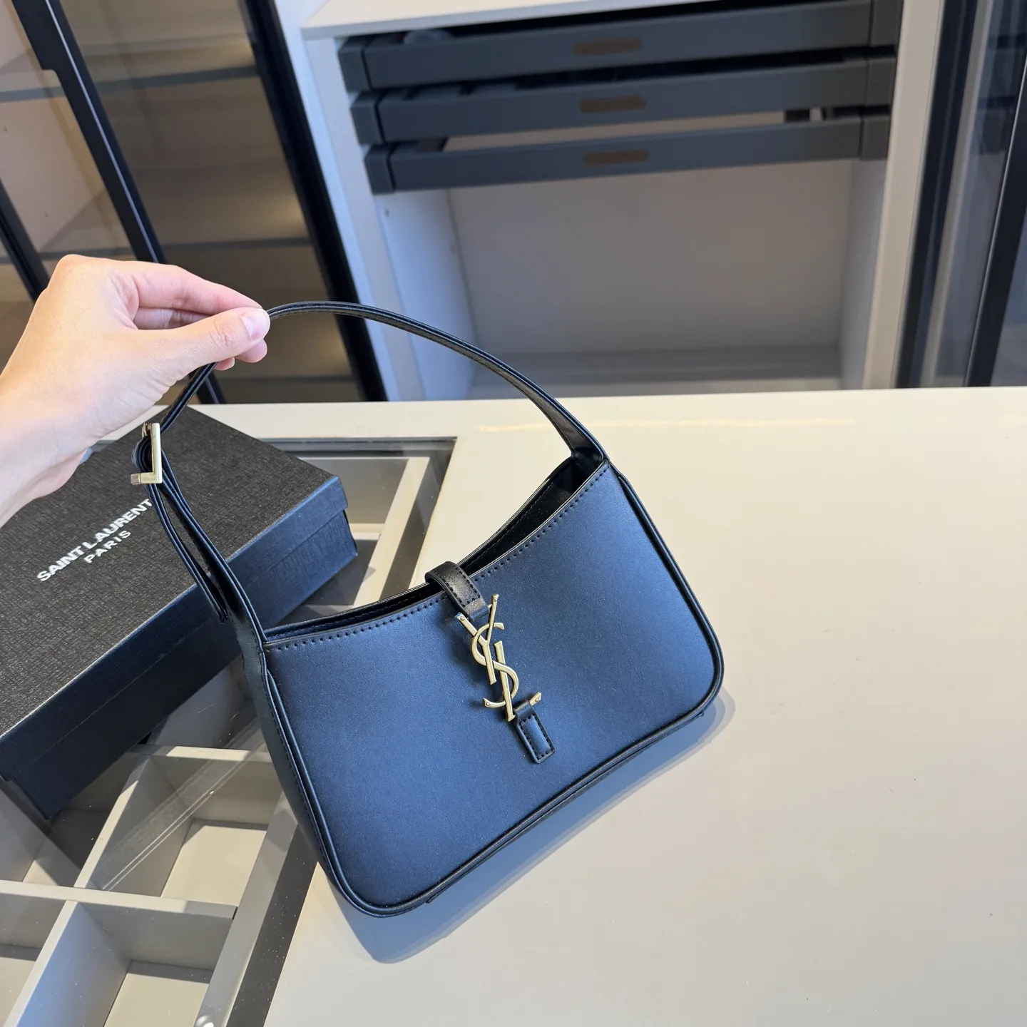 🅿️135✅新品推荐🔜 升级版🔥YSL圣罗兰专柜爆款hobo腋下包!明星同款!到哪都是回头率👍专柜同款哦!品质堪比正品!进口牛皮面料🐂外出轻便实用!原版顶级五金!🎁原版礼盒包装(size:24*15*6)