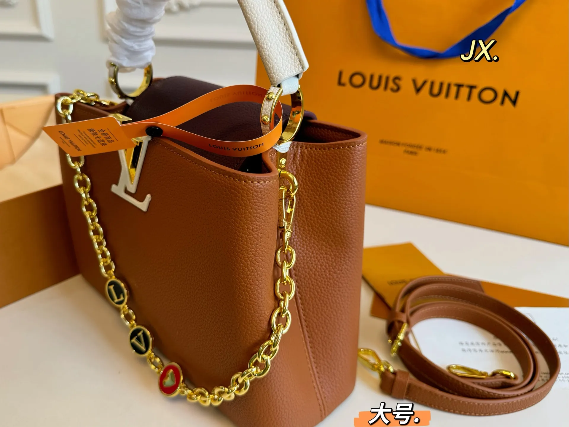 P180大号（折叠盒） size:27&times;18大号 LV路易威登Capucines卡普辛手提包💕 贵气十足的包包，真的超美！ 色彩鲜亮不张扬，显得无比温柔 高级感满🈵️，时尚洋气❗️ 大小刚好，精致又不失优雅‼️