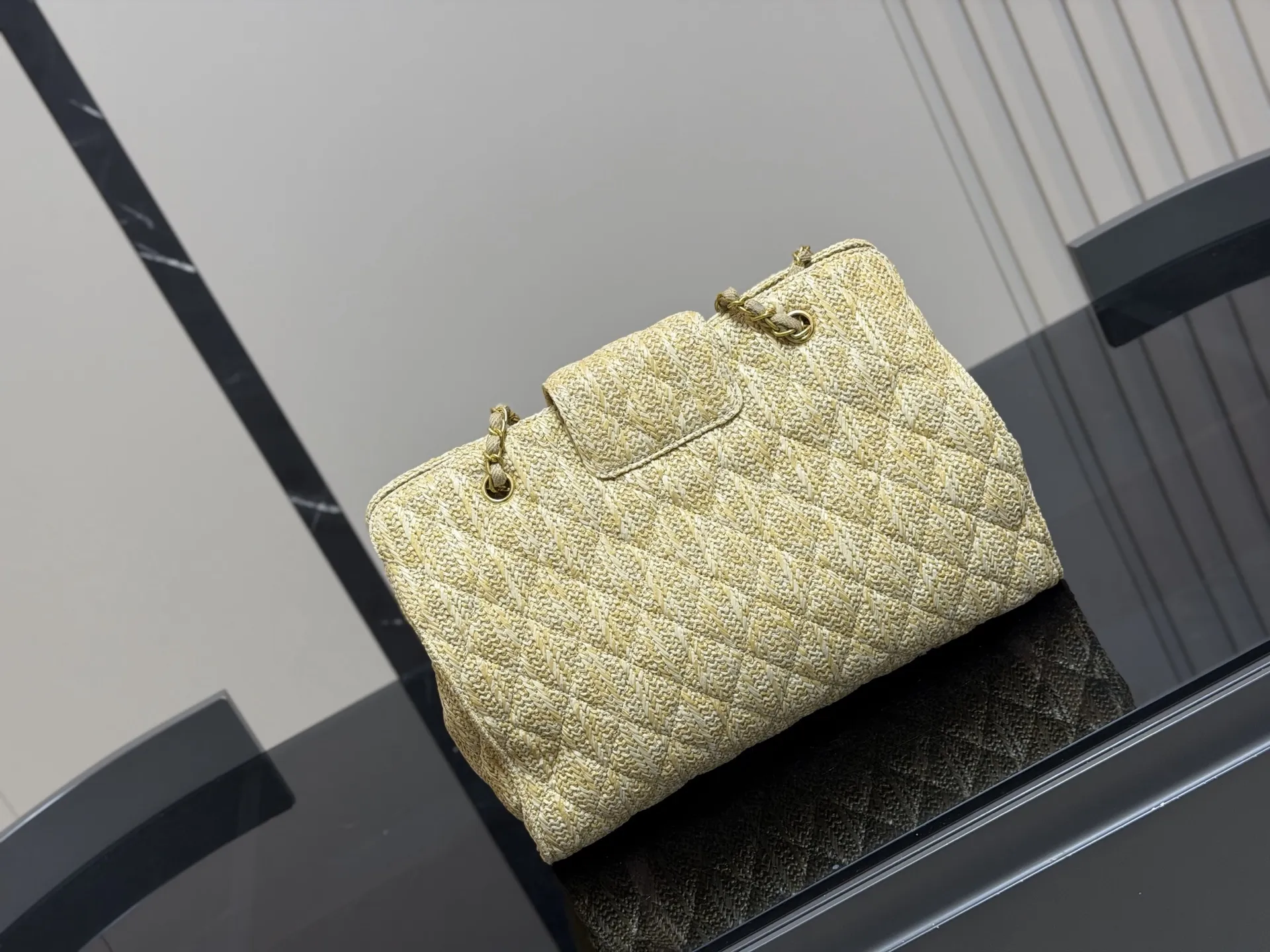 ¥180 香奈儿CHANEL 链条托特包 复古优雅 香奈儿CHANEL 链条托特包 复古优雅 满满的高级感 大小适中 容量感人 休闲正装皆可轻松驾驭 尺寸:36.26cm