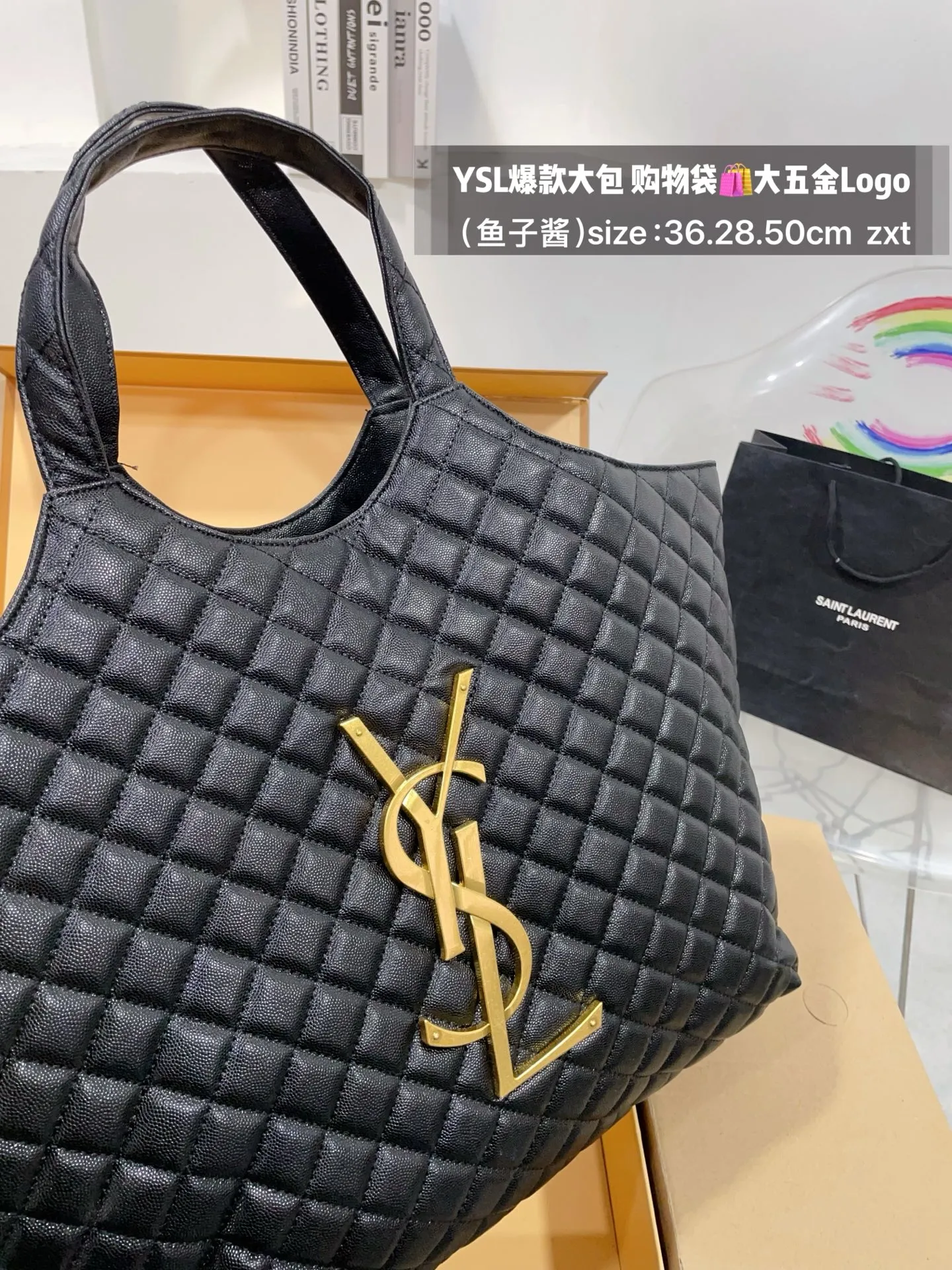 👑💰175无盒 size:底36.28.50cm YSL爆款大包 购物袋🛍️ 大五金Logo终于做到与原版大小一致💪 高级感满满👍圣罗兰 复古菱形格子与 巨大LOGO五金 璀璨而大气☄️ 最重要是一包当2包用、 中间链子往两侧一收 可以变换造型 配有小包一个 (五金全套对版带LOGO)