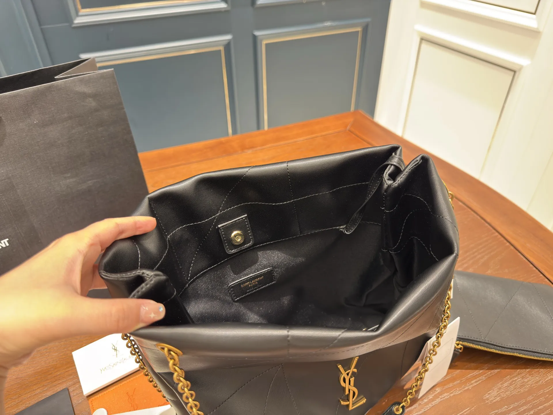 (全套包装⚠️)p200 size:34.33cm 圣罗兰太好搭配了呜呜呜 Ysl bag 更酷哦! 面料很耐造 高级感拉满 搜索🔍 垃圾袋