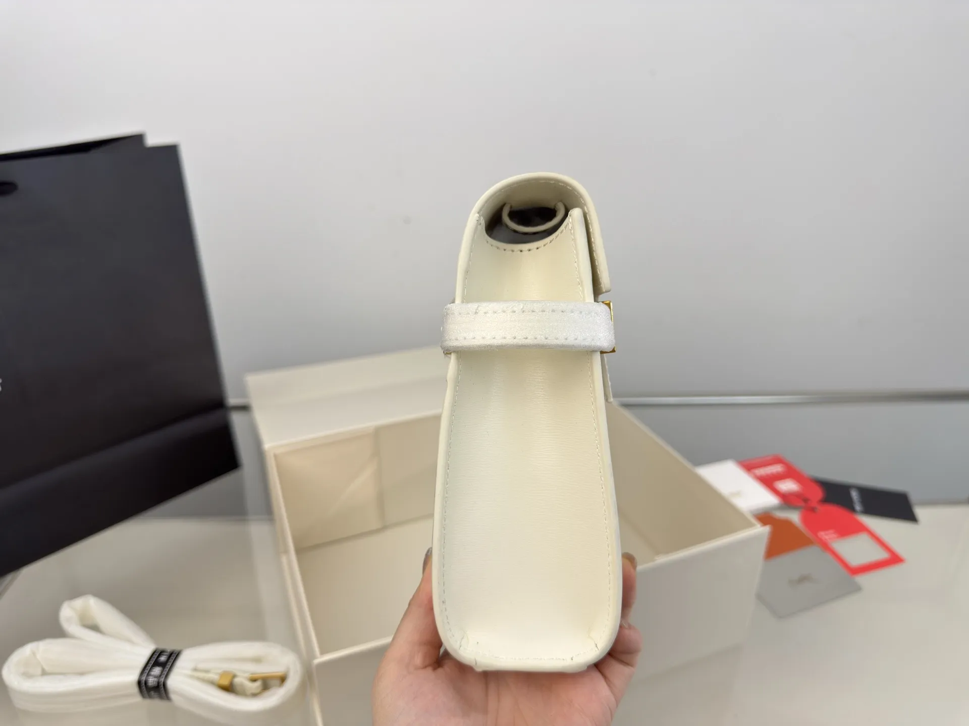 (飞机盒折叠盒⚠️)p195 圣罗兰 曼哈顿单肩包 又酷又飒低调的奢华 可盐可甜 极致美感 绝美女孩就是你 尺寸:24.17cm