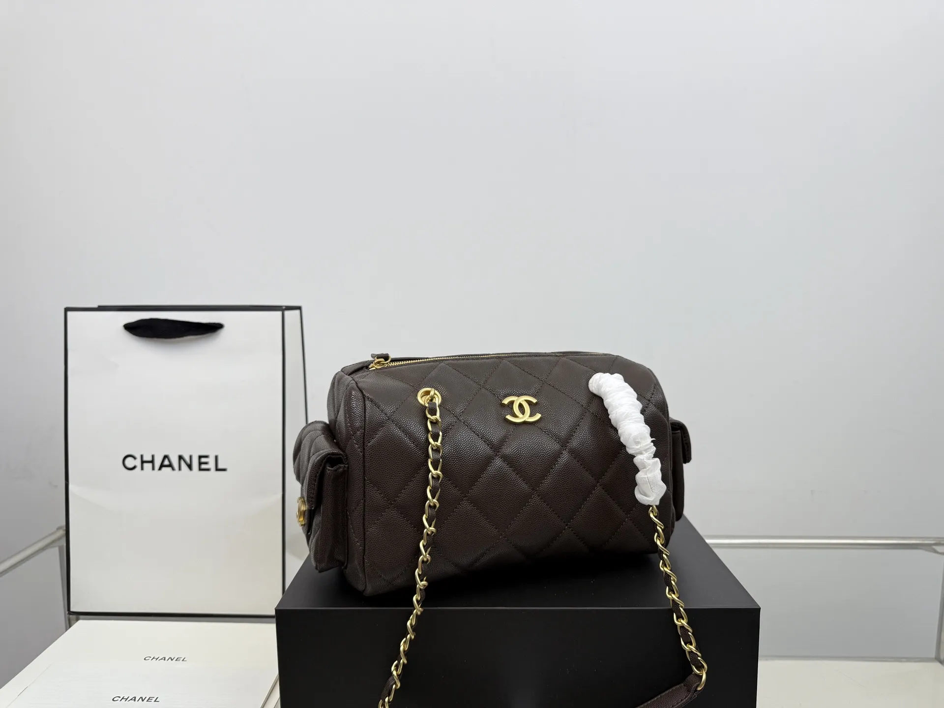 (飞机盒折叠盒⚠️)p265 香奈儿25K保龄球包 这个保龄球包真的太香了~ 近期很有人气的一只vintage Chanel 保龄球包。 版型不容易过时,拎在手中很时髦。 ⚠️高品质!size:25*15cm