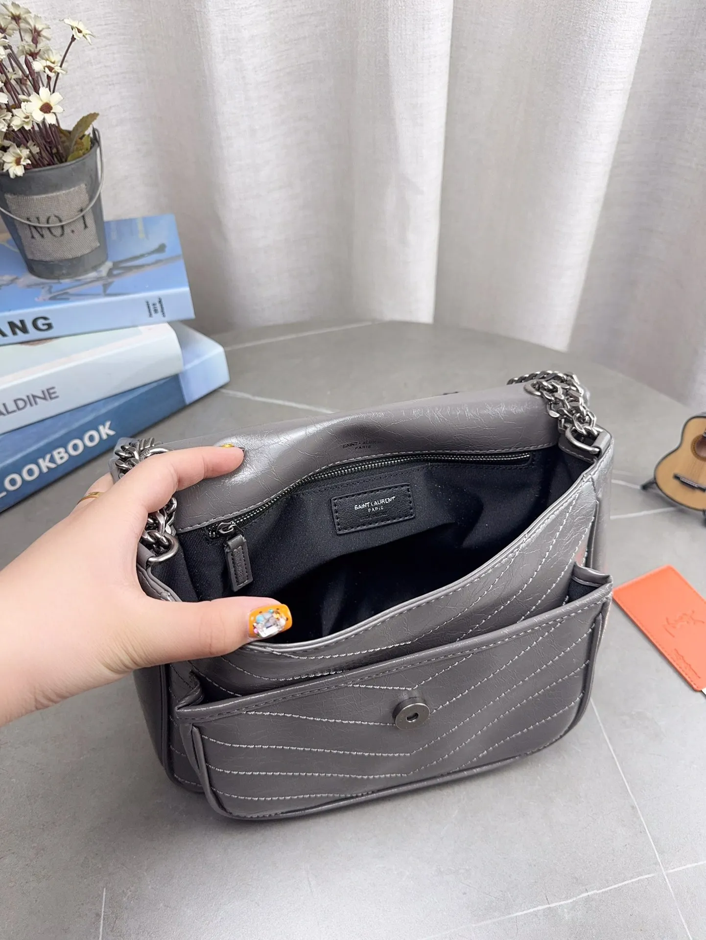 折叠飞机礼盒包装 🎉高品质ysl 圣罗兰 niki 邮差链条包 容量超大 出去逛一天什么都可以放进去 流浪背法也很好看 麂皮真的是跟各种颜色的衣服都很搭 之前一直在Onthego和这个之间犹豫 最后感觉没选错 五星推荐 尺寸27*21cm 型号633158 p200