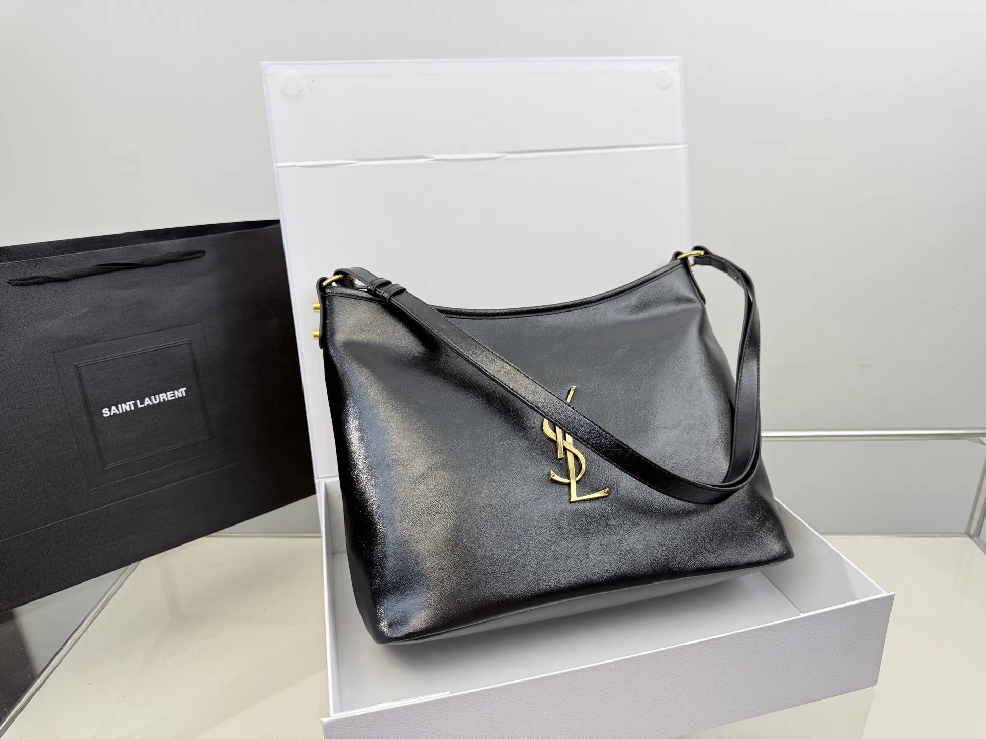 (无盒⚠️)p175 圣罗兰油蜡皮黑银hobo腋下包购物袋酷酷女孩的本命包包!出门逛街旅游随便背size:36*36cm