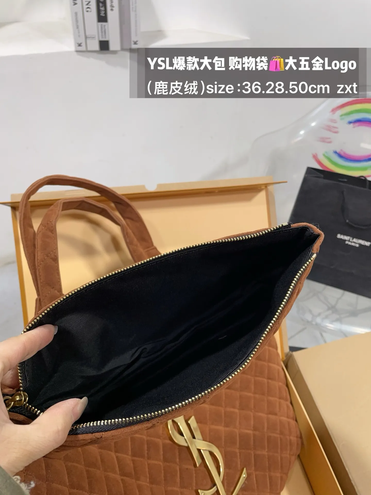 👑💰185无盒 size：底36.28.50cm YSL爆款大包 购物袋🛍️ 大五金Logo终于做到与原版大小一致💪 高级感满满👍圣罗兰 复古菱形格子与 巨大LOGO五金 璀璨而大气☄️ 最重要是一包当2包用、 中间链子往两侧一收 可以变换造型 配有小包一个 （五金全套对版带LOGO）