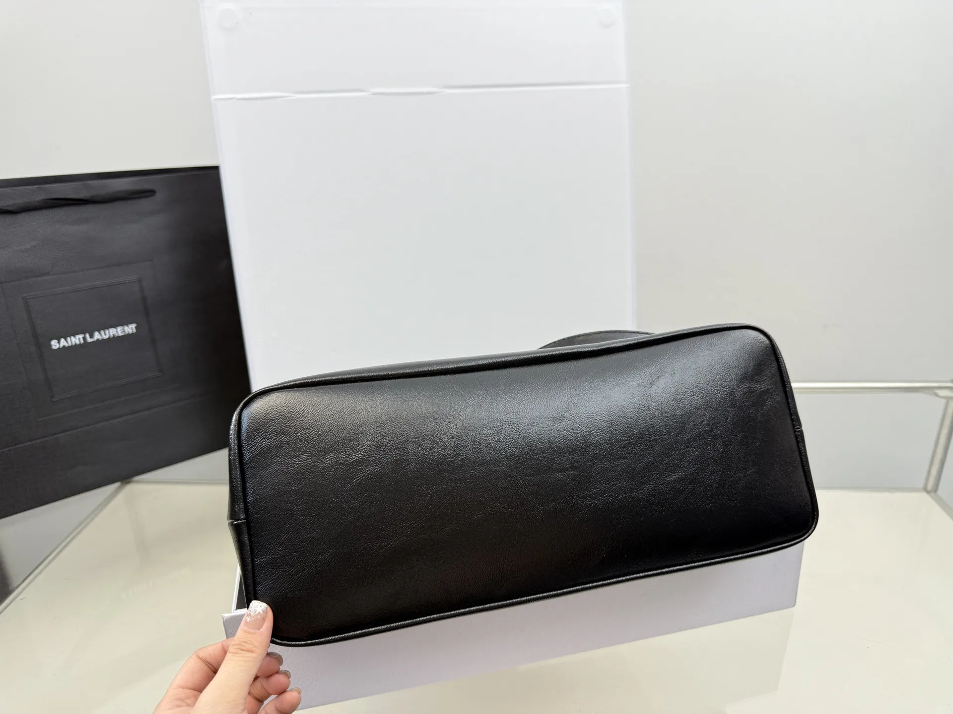 (无盒⚠️)p175 圣罗兰油蜡皮黑银hobo腋下包购物袋酷酷女孩的本命包包!出门逛街旅游随便背size:36*36cm