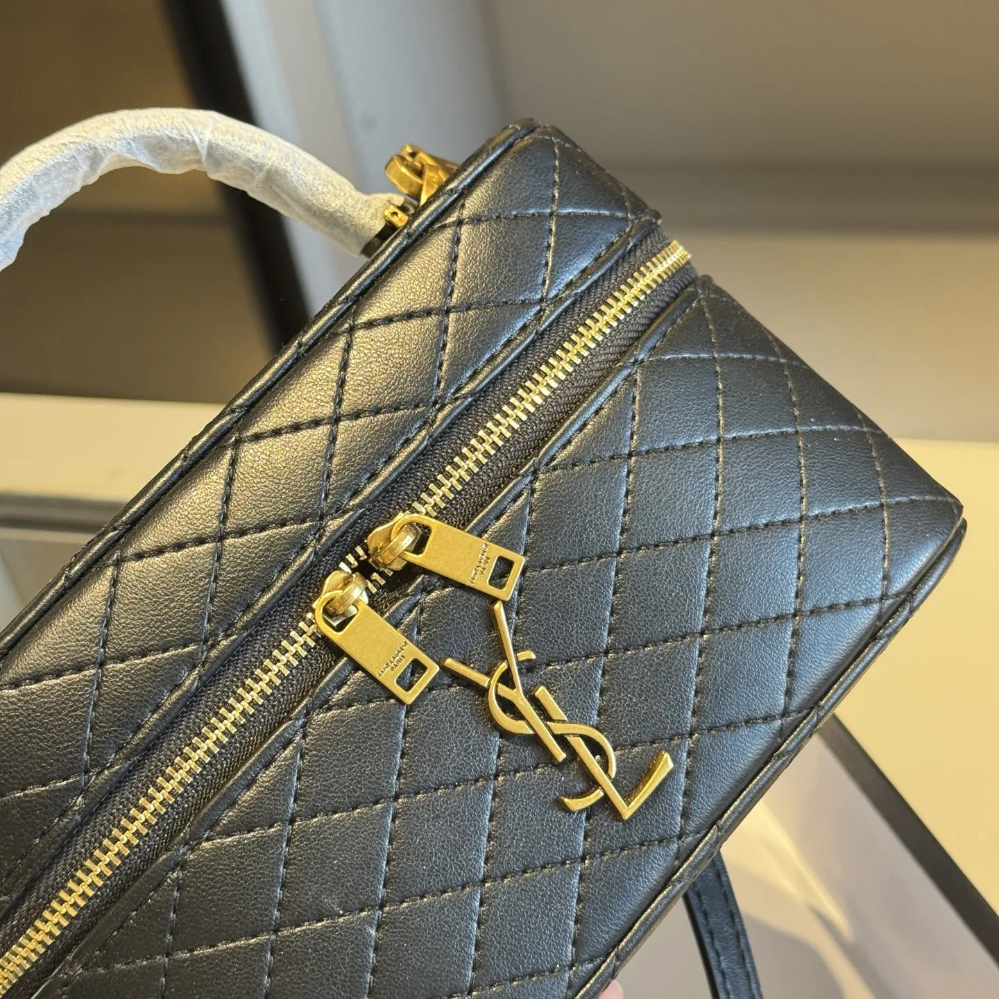 🅿️140✅新品推荐🔜 高端货🔥YSL圣罗兰新款化妆箱～box小盒子包👍明星同款！可手提可肩背～非常实用[呲牙]走到哪都是回头率👍超级有范儿！采用原版牛皮🐂五金都是原版材质哦！质感特别好👍品质堪比正品！上身效果超棒！原版礼盒包装🎁（size：18*11*6）