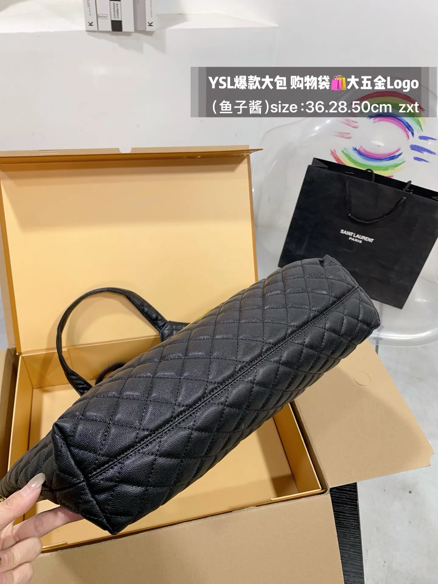 👑💰175无盒 size：底36.28.50cm YSL爆款大包 购物袋🛍️ 大五金Logo终于做到与原版大小一致💪 高级感满满👍圣罗兰 复古菱形格子与 巨大LOGO五金 璀璨而大气☄️ 最重要是一包当2包用、 中间链子往两侧一收 可以变换造型 配有小包一个 （五金全套对版带LOGO）