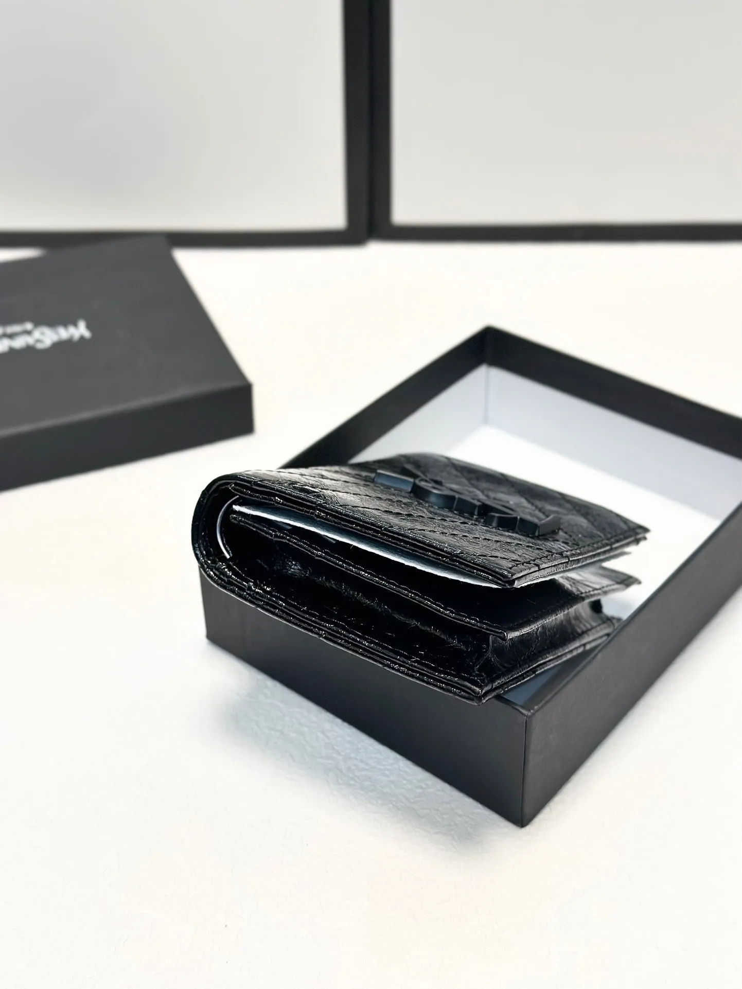 P90🎀🎀颜色 黑🎀尺寸 11x10🎀圣罗兰专柜同步👏时尚钱包，优质油蜡小牛皮👍🏻内阁丰富，超级实用❗️现货高品质[得意]