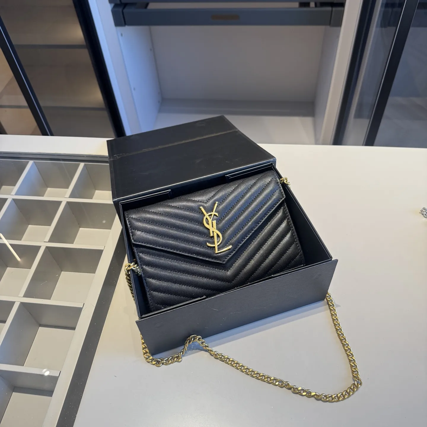 🅿️140✅新品推荐🔜 升级版～高端货🔥YSL圣罗兰专柜经典WOC信封包✉️链条包！超！级！火！👍可肩背！各大明星追捧的爆款～采用原版顶级五金配件！经典logo！顶级做工！面料采用进口鱼子酱牛皮面料！堪比专柜品质🎁原版折叠礼盒包装（size：22*14*3）
