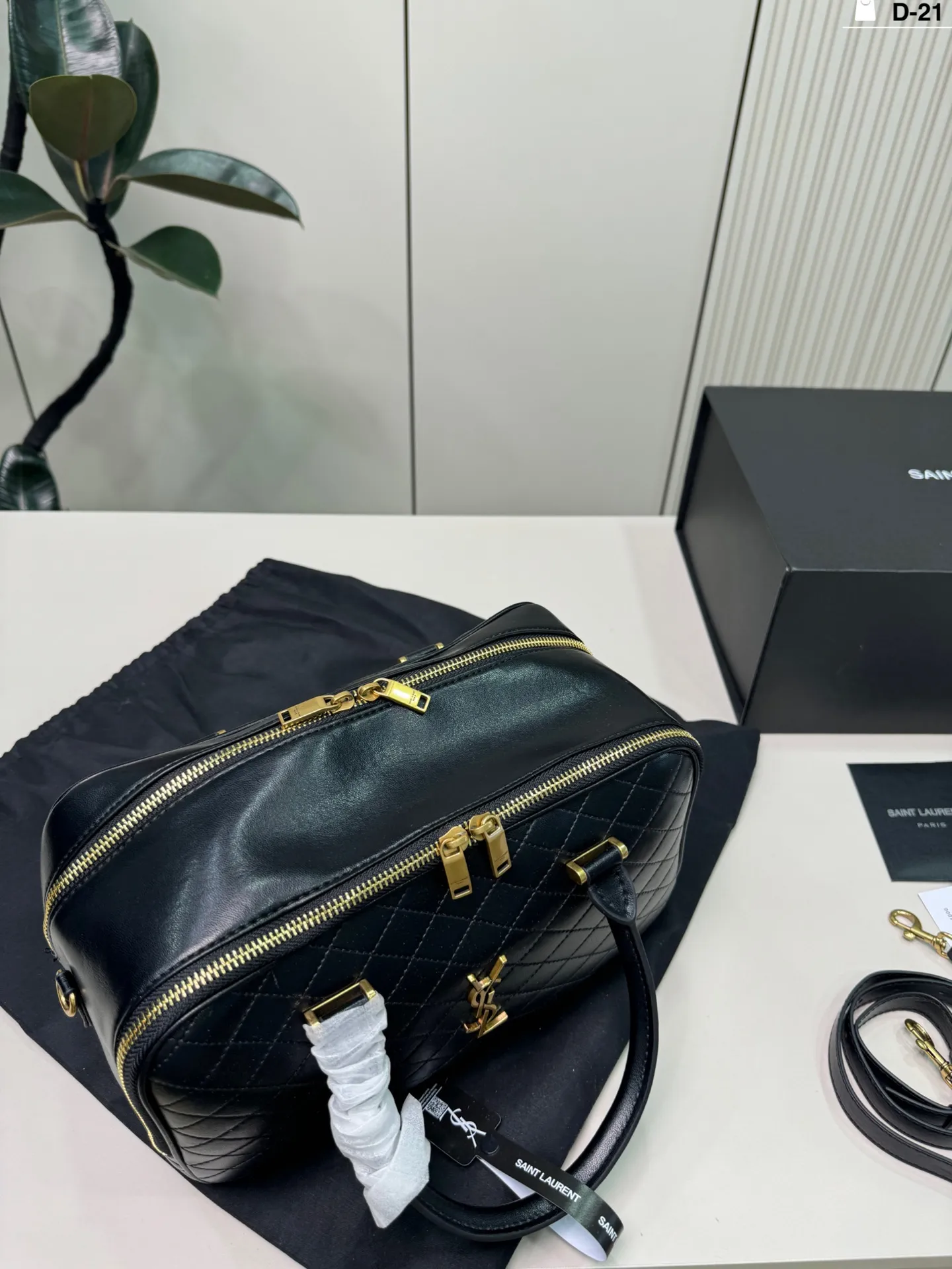 💰p195 D-21尺寸30×17折叠盒 YSL Lyia保龄球包 通勤 or轻旅行都能轻松驾驭~白色百搭,春夏穿搭必备,实用又时髦,出街回头率up!