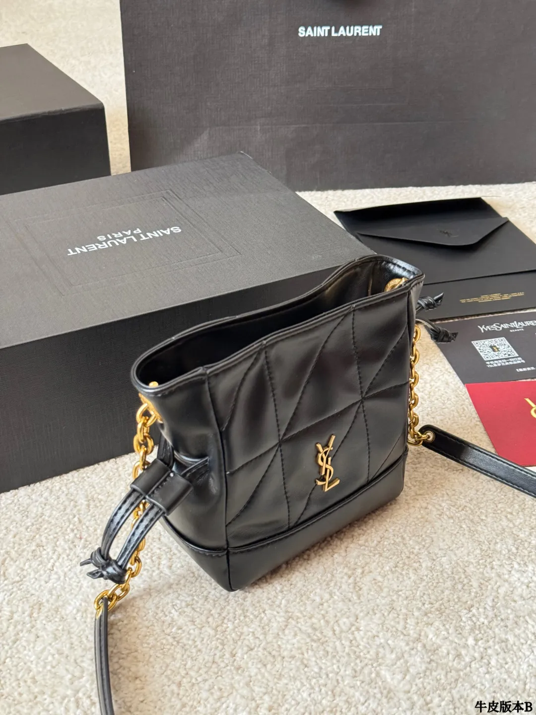 牛皮版本 p145 YSL 圣罗兰｜Jamie 4.3 Pochon 这个款式热度很高，黑金配色高级，包型时尚，容量足够，万物可装，坚版包型上身修长身形，自带慵懒感！ 包包采用柔软纳帕皮革，皮面光滑亮泽细腻，质感轻盈，超高工艺的对格绗缝。链条可收紧，营造出抽绳包 版的廓形，整体高雅精巧！ 里面还有一只可拆卸手拿包，功能性超高又很好看的包 款，N多种背法：手提或手拿，腋下背，斜背都 尺寸 15cm