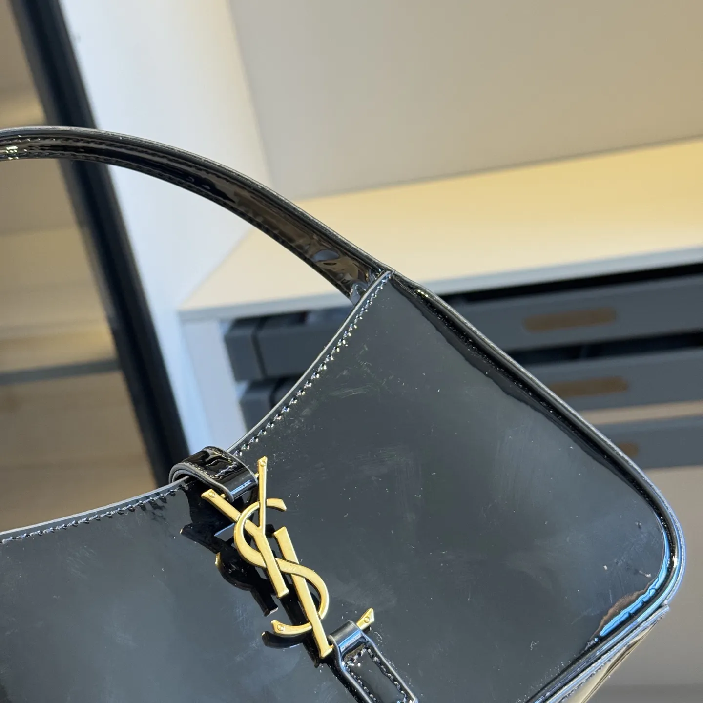 🅿️135✅新品推荐🔜 升级版🔥YSL圣罗兰专柜爆款hobo腋下包!漆皮系列!明星同款!到哪都是回头率👍专柜同款哦!品质堪比正品!进口牛皮面料🐂外出轻便实用!原版顶级五金!🎁原版礼盒包装(size:24*15*6)