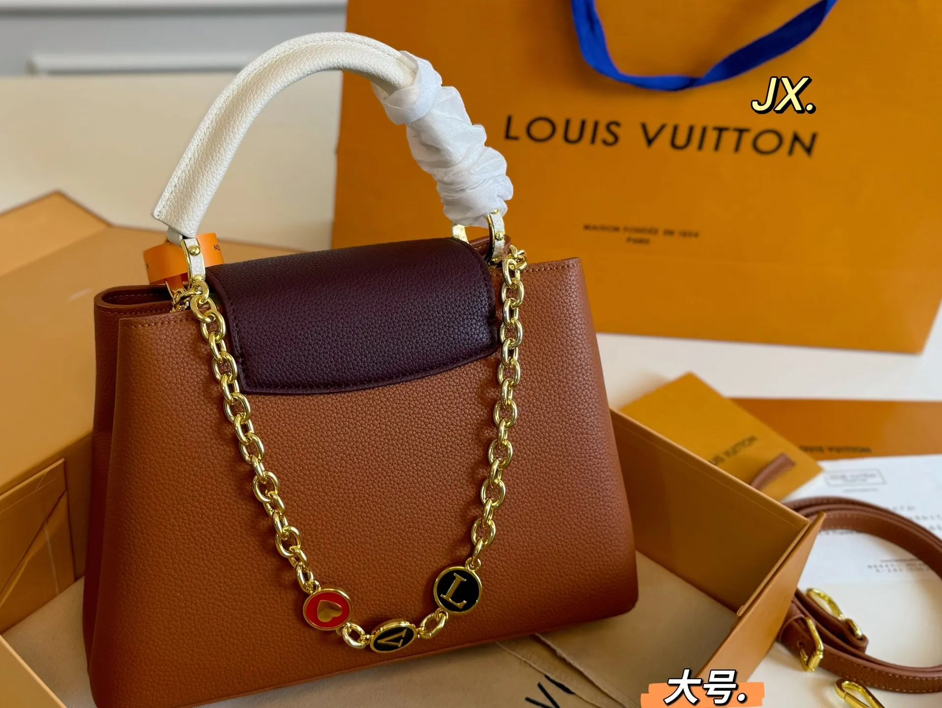 P180大号（折叠盒） size:27&times;18大号 LV路易威登Capucines卡普辛手提包💕 贵气十足的包包，真的超美！ 色彩鲜亮不张扬，显得无比温柔 高级感满🈵️，时尚洋气❗️ 大小刚好，精致又不失优雅‼️