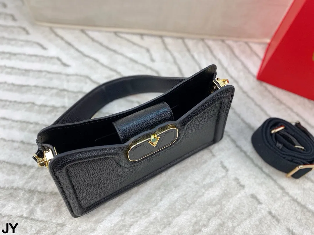 p150 折叠盒🎁 造型风格独特的斜挎包~华伦天奴 Valentino百搭经典精致的一只 真的超级无敌巨可爱 仙气满满 小姐姐日常必入款!尺寸:26*15