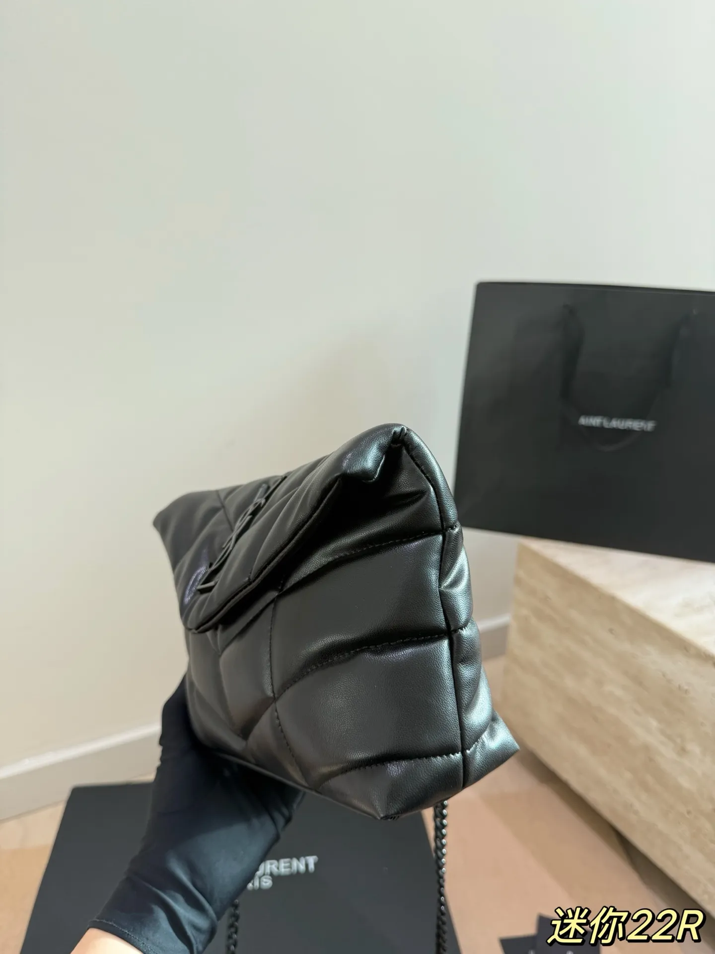 YSL圣罗兰云朵包P150 Ysl圣罗兰云朵包,超酷~ 折叠礼盒🎁 YSL圣罗兰云朵包 黑金超酷 杨幂同款 软软糯糯小可爱 外观颜值爆表 不要犹豫 必入款 真好好#ysl圣罗兰 尺寸22 16