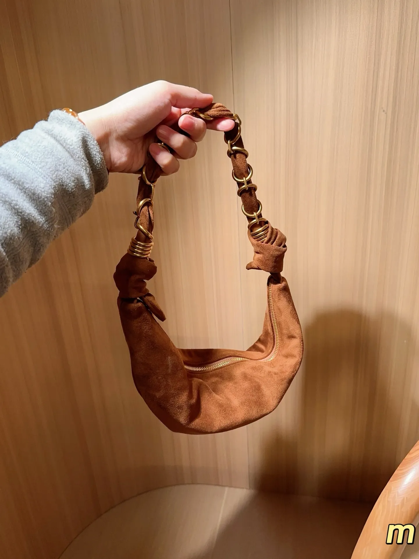 💰135 圣罗兰YSL AMALIA腋下包 柔软慵懒随性“牛角包”造型,超有法式氛围感!肩带是金色YSL字母链条交织,辦识度满分-。拉链开合,内部空问能装手机、钱包等日常小物,手提或腋下背都很时髦,轻松打造松弛感穿搭~ 尺寸39×13 礼盒包装🎁