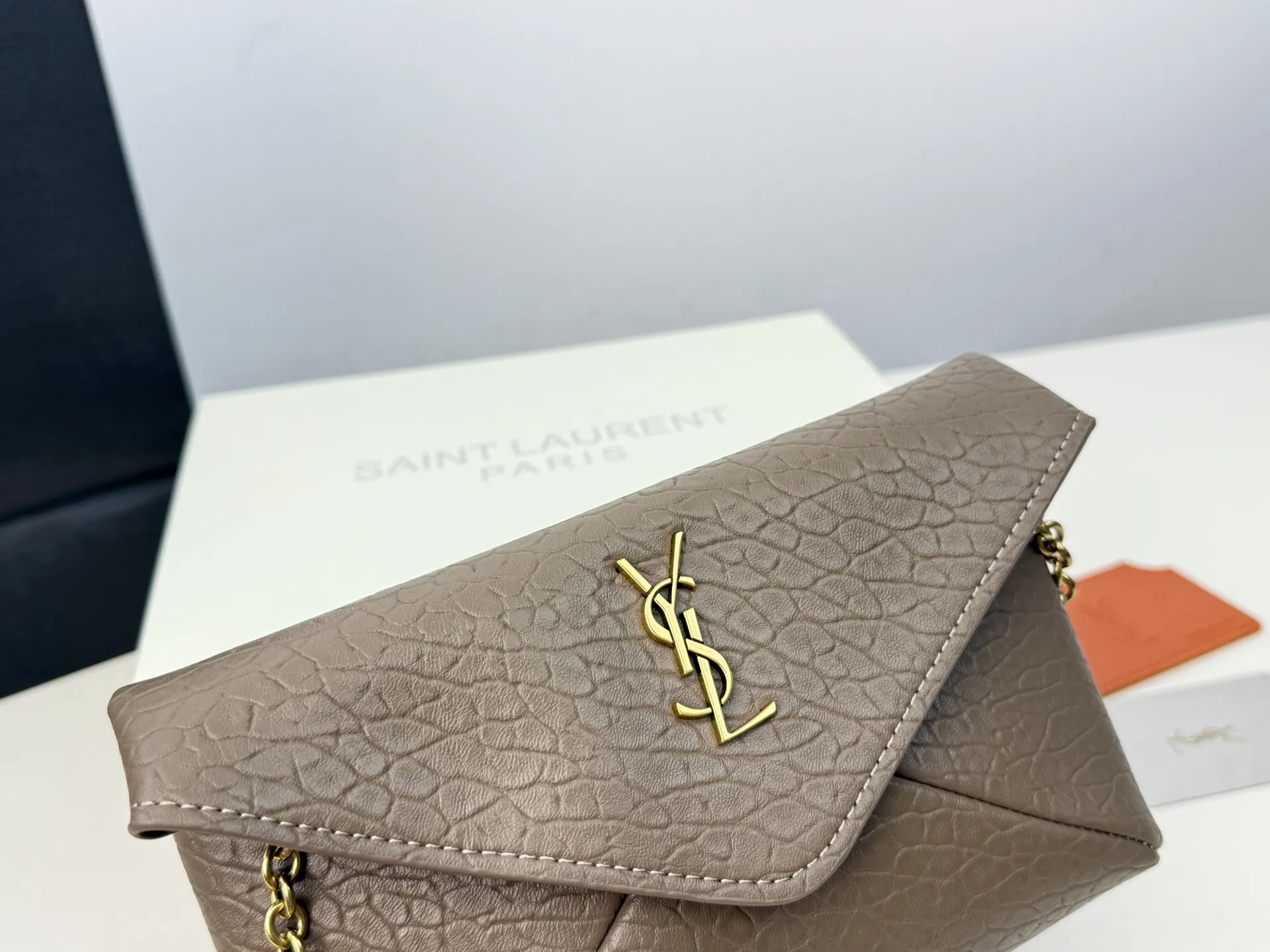 （飞机盒折叠盒⚠️）p160 圣罗兰YSL 不一样的链条包很精致 这款包包非常轻便 皮质很柔软 不一样的信封包 单肩斜挎都可以 也可以当作手拿包呀 尺寸:19.12cm