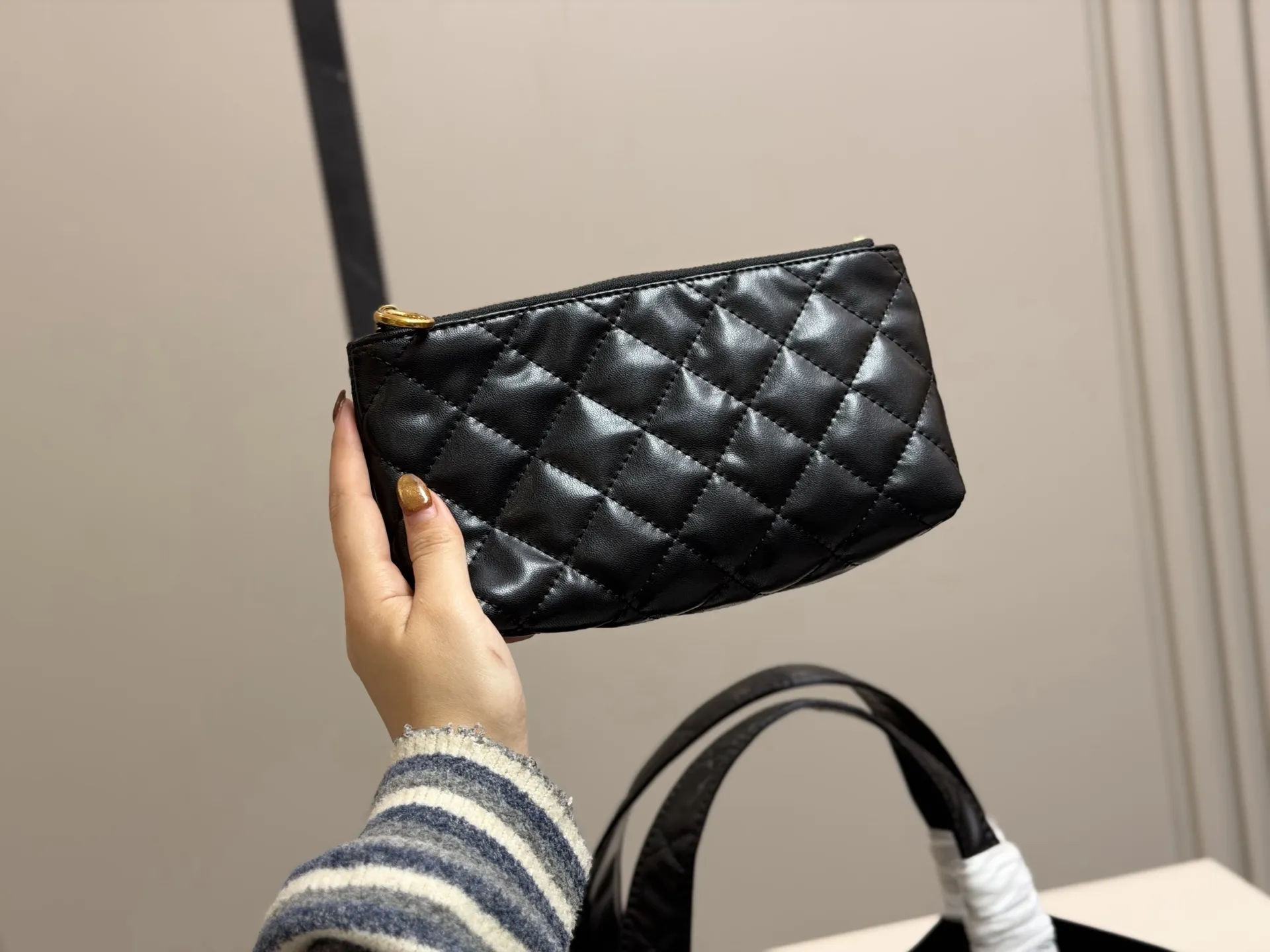 &yen;220 折叠盒飞机盒 size：30*28cm 圣罗兰新款购物袋太可了吧 YSLGabv绗缝纹路购物袋 大tote感觉太温柔了吧! ⚠️原版大标