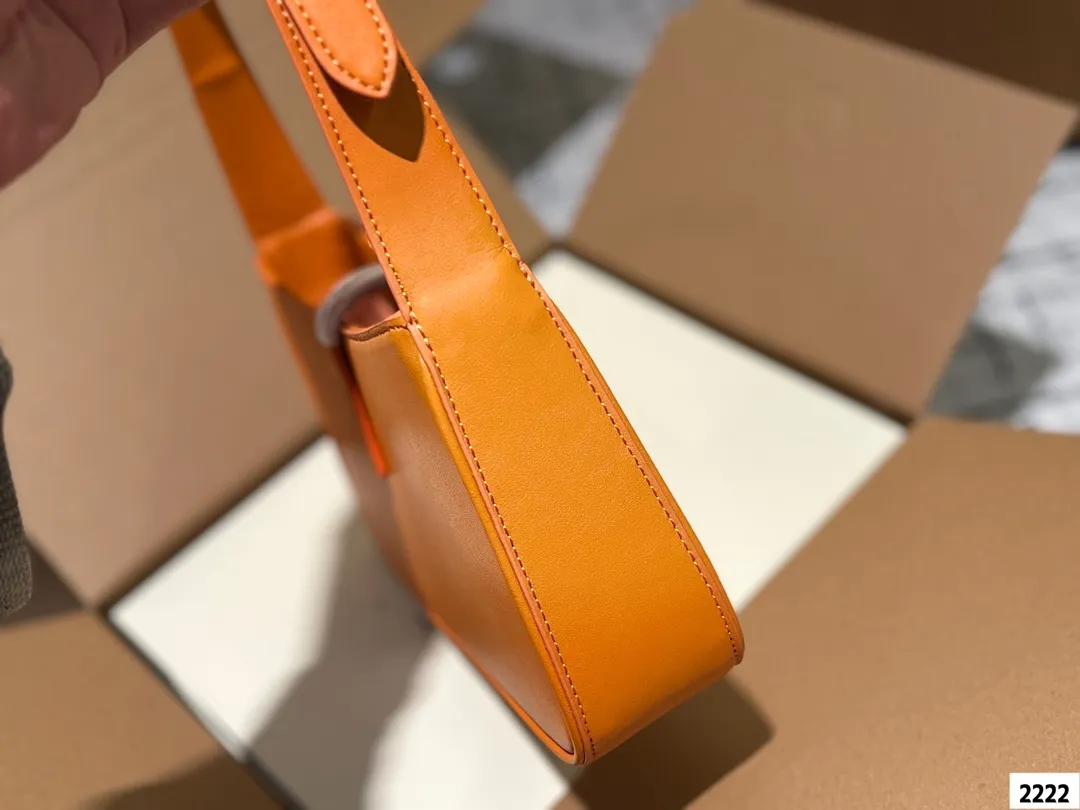 P125 YSL圣罗兰hobo腋下包， 今天的这只方方正正的腋下包又是满满的惊喜呀摸_上去皮质丝滑触感让人一不小心就上瘾除了好质感设计也十分特别以70年代复古手提包为灵感，融入「Rive Gauche左岸精神」，干净的包身以金属扣饰点缀包包极简的外形加上经典品牌logo，完美的搭配，非常的时尚百搭！尺寸：25 14