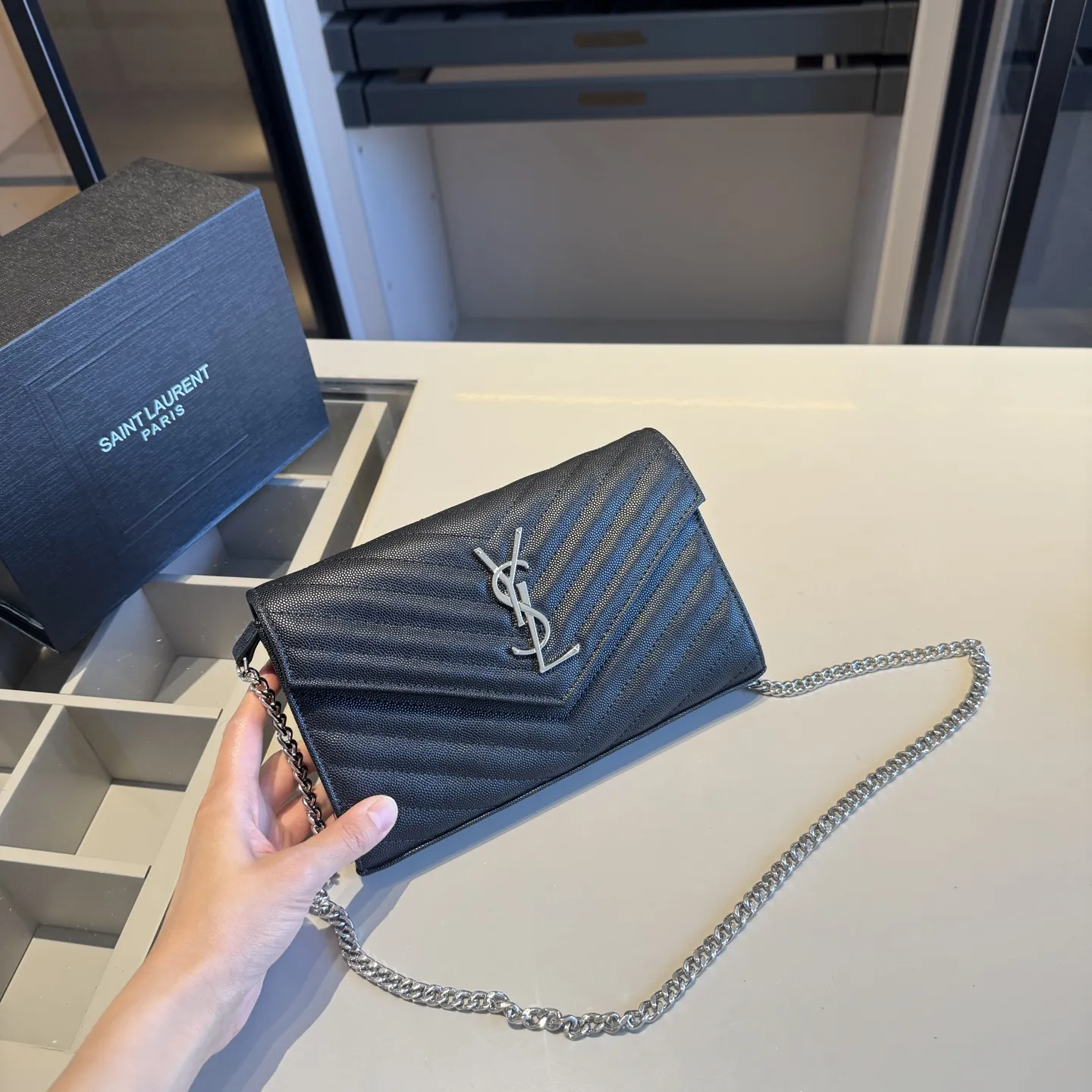 🅿️140✅新品推荐🔜 升级版～高端货🔥YSL圣罗兰专柜经典WOC信封包✉️链条包！超！级！火！👍可肩背！各大明星追捧的爆款～采用原版顶级五金配件！经典logo！顶级做工！面料采用进口鱼子酱牛皮面料！堪比专柜品质🎁原版折叠礼盒包装（size：22*14*3）