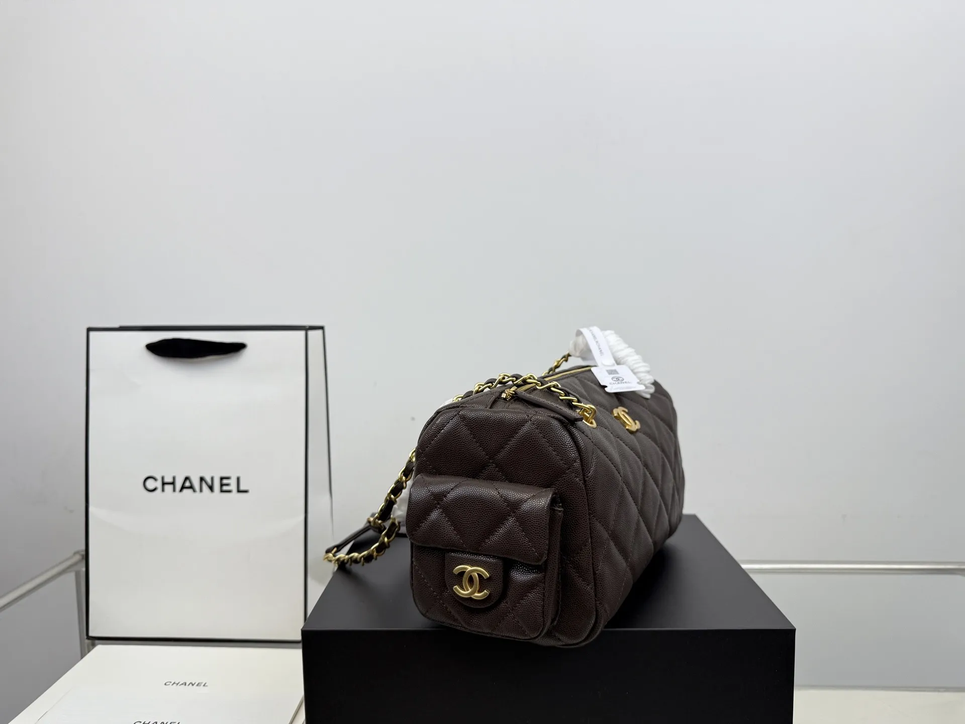 (飞机盒折叠盒⚠️)p265 香奈儿25K保龄球包 这个保龄球包真的太香了~ 近期很有人气的一只vintage Chanel 保龄球包。 版型不容易过时,拎在手中很时髦。 ⚠️高品质!size:25*15cm