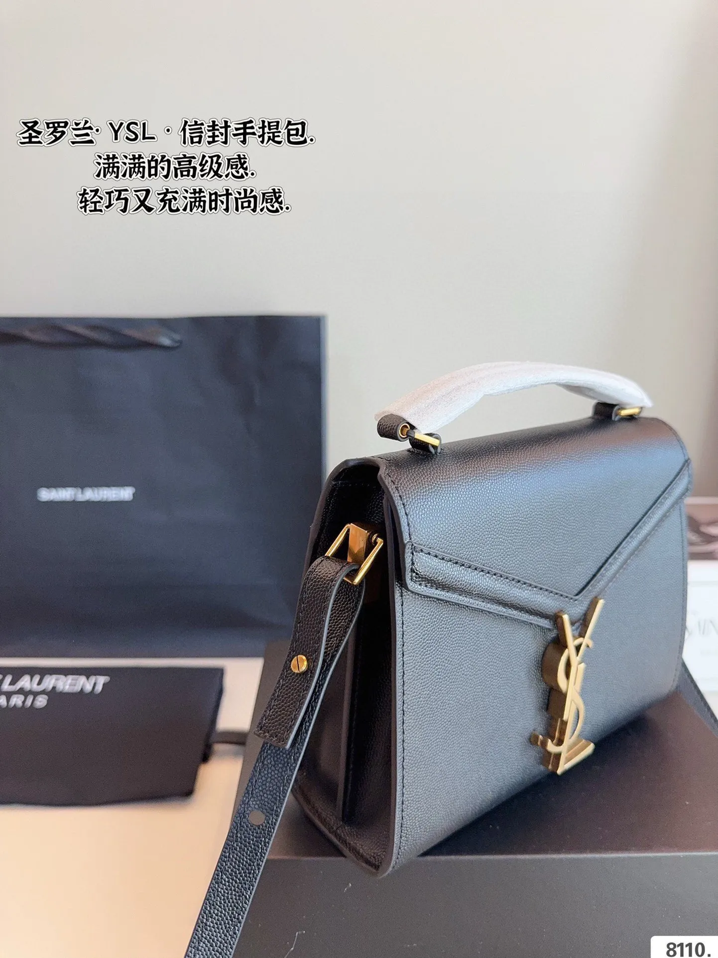 p175配礼盒🎁. 圣罗兰YSL cassandra 手提邮差包 简约才是百搭公式。 复古又时髦，妥妥的街拍神器。 出街通勤都可。 容量很大，可肩背、斜挎。 搭配很显高级感。 是帅气女孩不可缺少的一款经典存在。尺寸：20*8*16cm