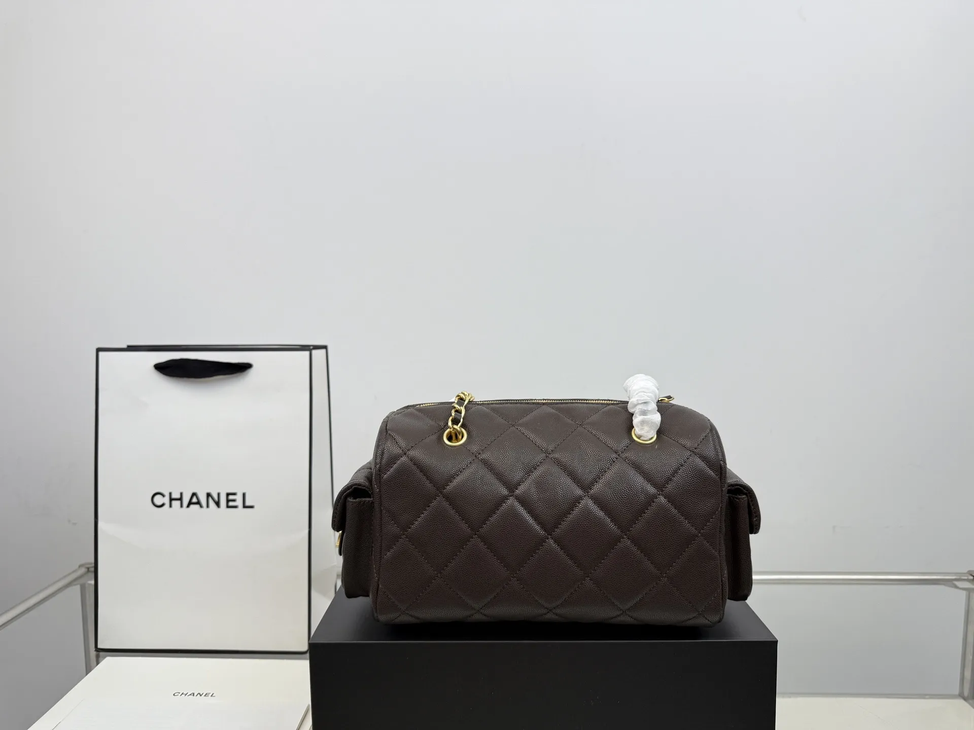 （飞机盒折叠盒⚠️）p265 香奈儿25K保龄球包 这个保龄球包真的太香了~ 近期很有人气的一只vintage Chanel 保龄球包。 版型不容易过时，拎在手中很时髦。 ⚠️高品质！size：25*15cm