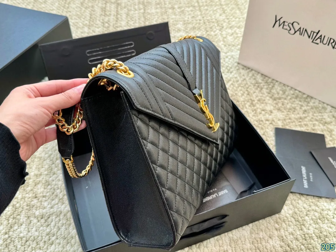 大号&yen;155折叠盒 圣罗兰YSL Envelope信封包 简约才是百搭公式。 复古又时髦，妥妥的街拍神器。 出街通勤都可。 容量很大，可肩背、斜挎。 搭配很显高级感。 是帅气女孩不可缺少的一款经典存在。 尺寸大号31 21