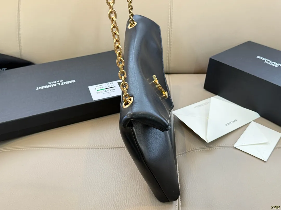 &yen;150配盒 圣罗兰 信封包 YSL 绵密的手感，轻便的包包 很有质感 可盐可甜 上身绝美 无可比拟 是每个追求漂亮的女孩必入单品 尺寸33 20