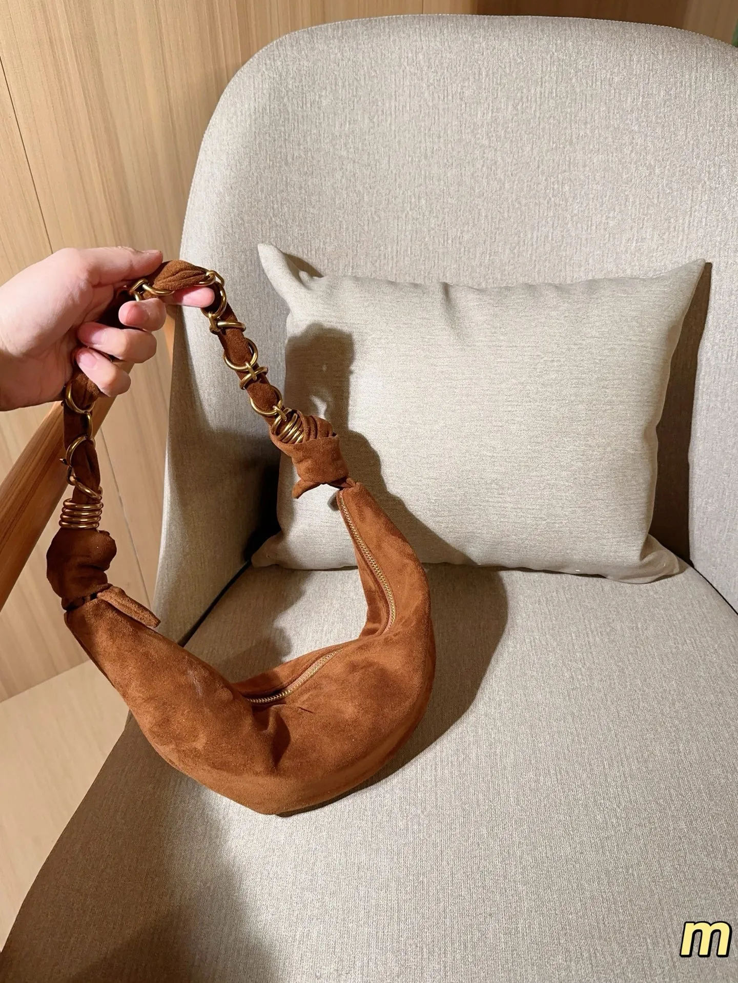 💰135 圣罗兰YSL AMALIA腋下包 柔软慵懒随性“牛角包”造型,超有法式氛围感!肩带是金色YSL字母链条交织,辦识度满分-。拉链开合,内部空问能装手机、钱包等日常小物,手提或腋下背都很时髦,轻松打造松弛感穿搭~ 尺寸39×13 礼盒包装🎁