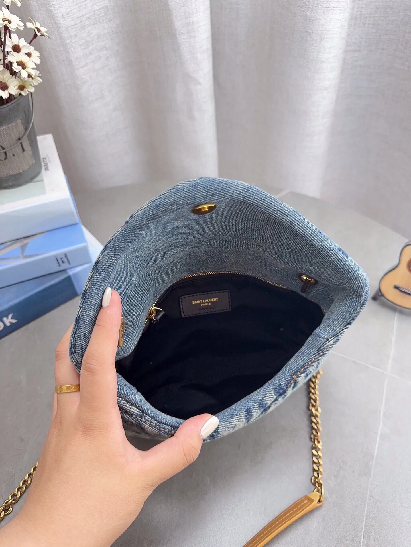 高品质YSL圣罗兰丹宁puffer 眼击中的ysIlouloupuffer云朵包 极具致敬意味的&ldquo;Loulou&rdquo;单肩包在本季开启全新演绎,设计师以牛仔效果面料融入填充夹克的创意，搭配鲜艳紫色，助你携-抹明媚迎接盎然春光。 为经典包袋注入新意，品牌用酒椰叶纤维拼接包面，简洁流畅的廓形洋溢优雅魅力，适宜搭配裤装或礼服，于细节处传递轻松愉悦的夏日写意。小号尺寸：22*16cm 无盒 p180