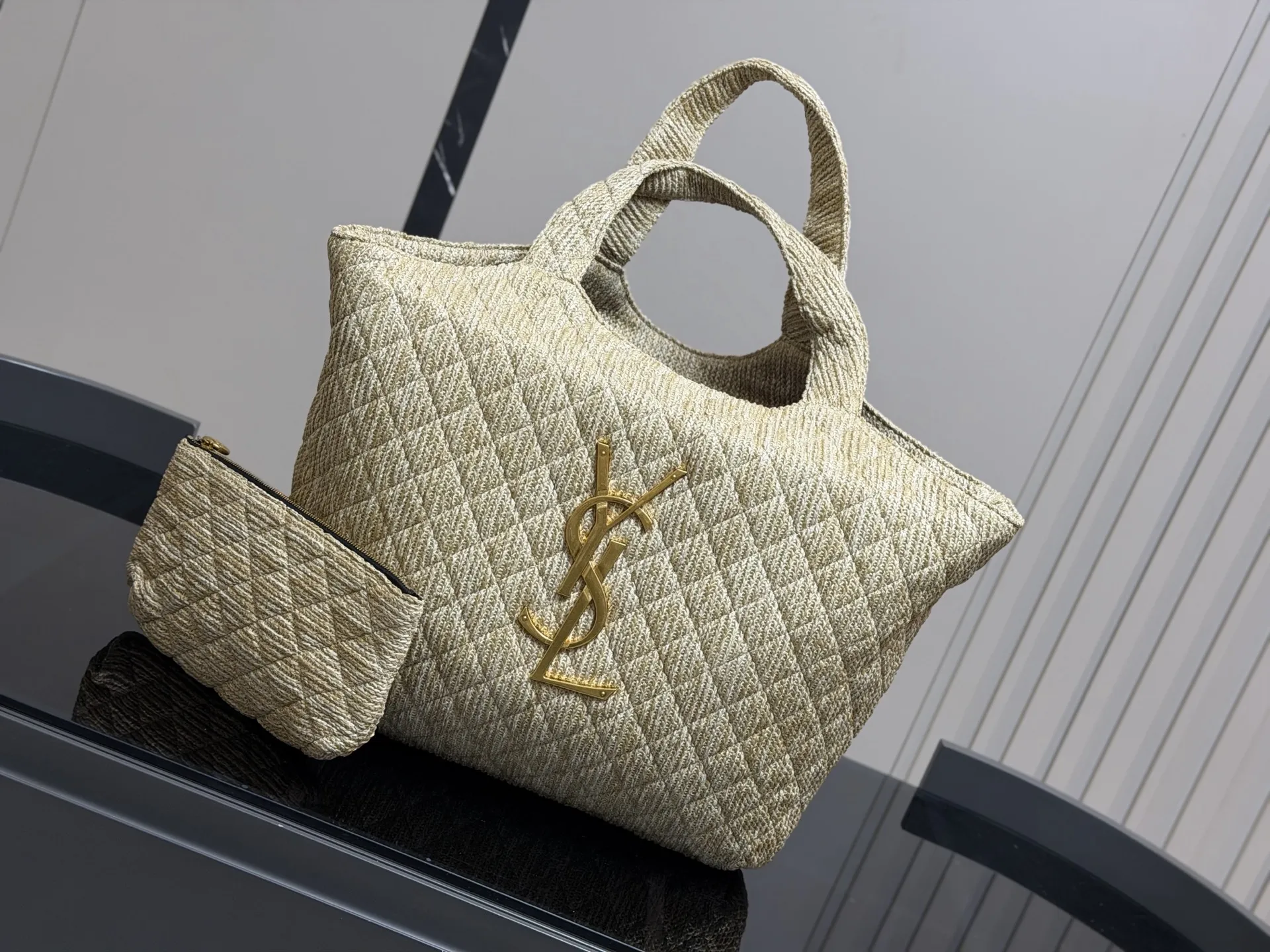 ¥180 size:38*35cm 圣罗兰新款购物袋太可了吧 YSLGabv绗缝纹路购物袋 大tote感觉太温柔了吧! ⚠️原版大标