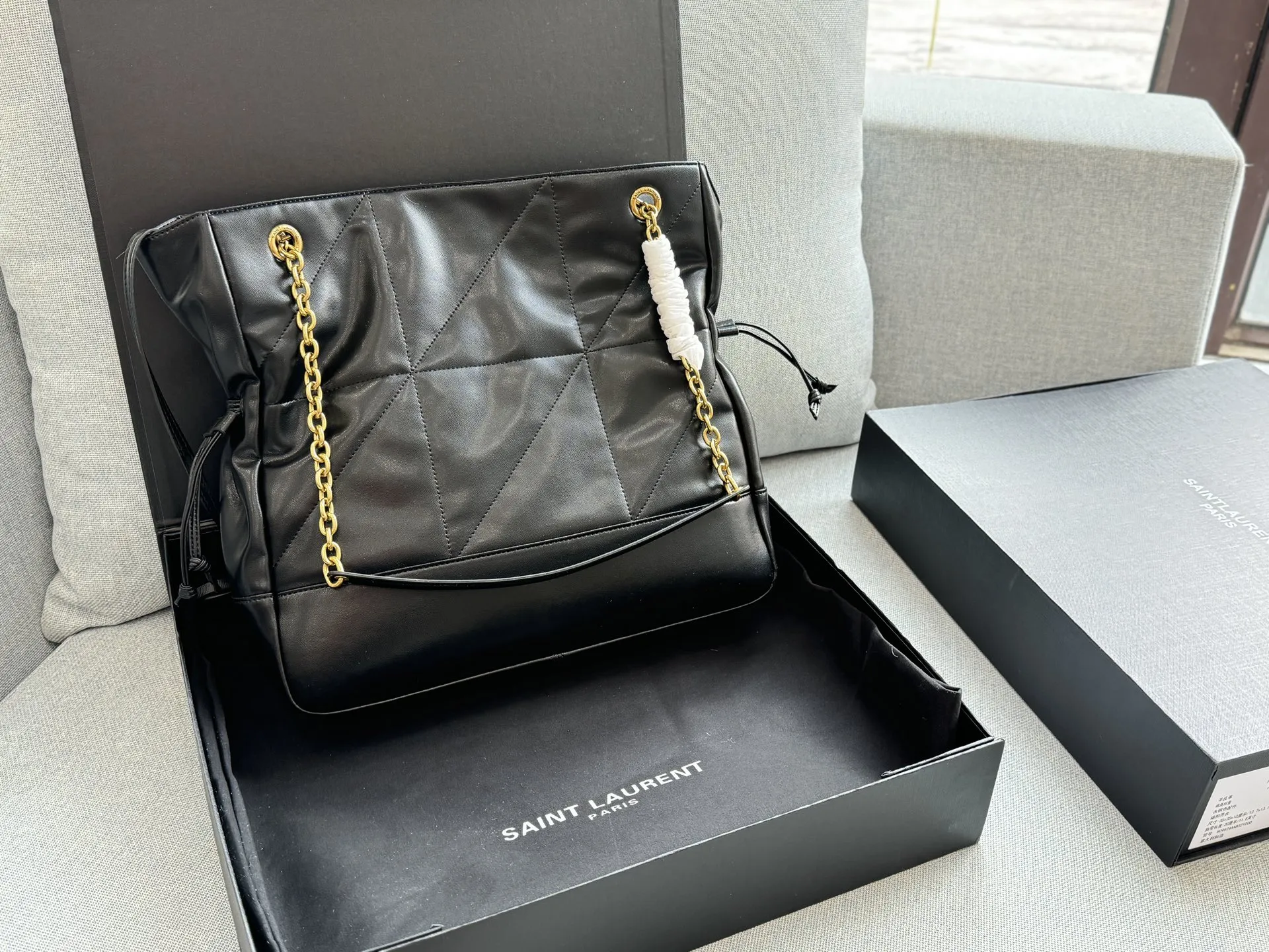 💰225 折叠盒 size：34&times;33 圣罗兰 YSL Jamie 福袋包 托特包Tote包购物袋单肩包 选YSL福袋包准没错！背上是一眼心动的时尚范儿，包里藏着惊喜，连&lsquo;袋&rsquo;本身都是百搭利器，相当于把精致和好运一起背在身上～ 宋佳同款福袋包！ 松弛有度的时尚，手袋的精致设计，不仅能够完美收纳你的日常所需，更是一种生活态度的展现。松弛有度，既不失优雅，又充满个性。