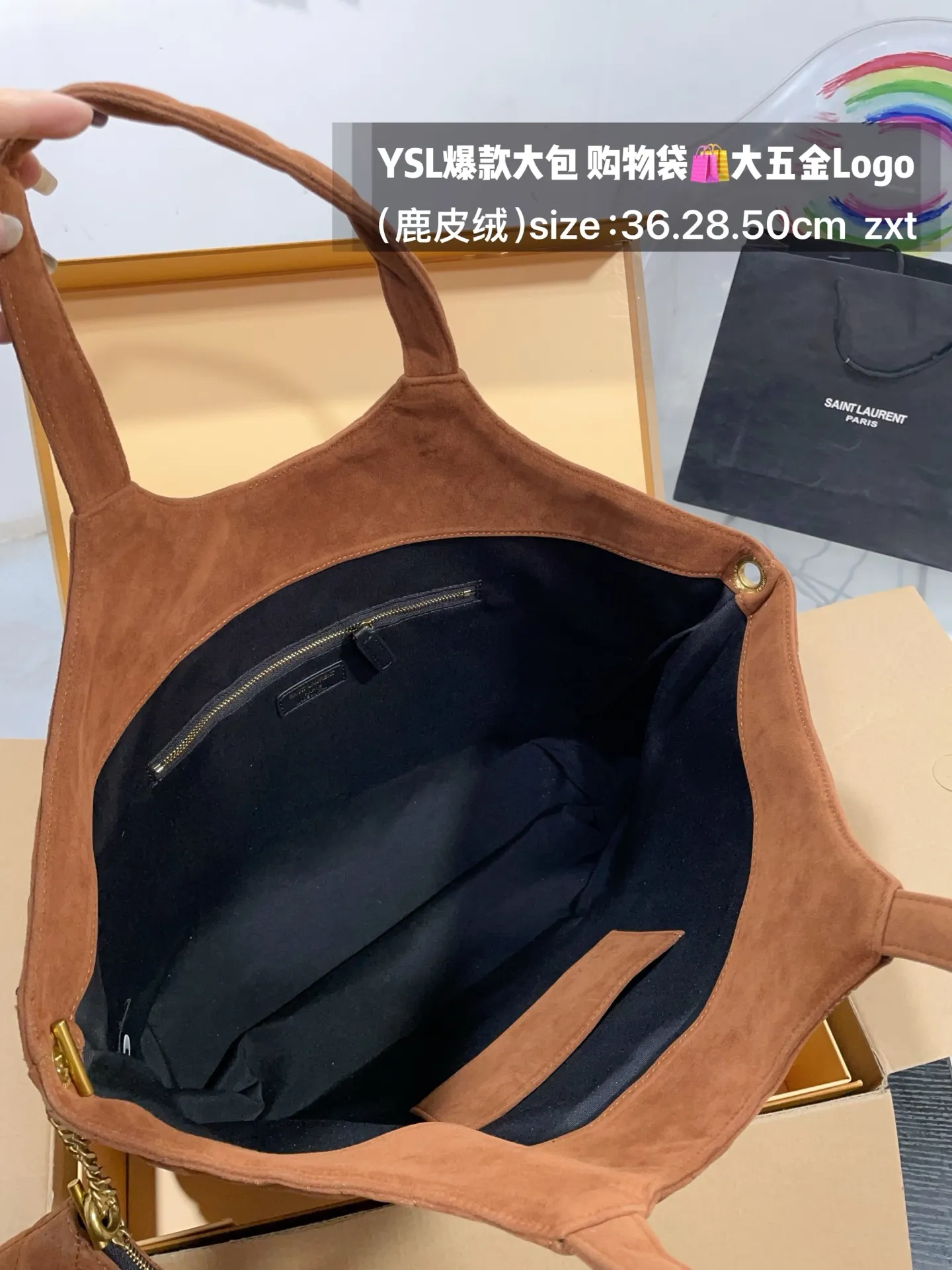 👑💰185无盒 size：底36.28.50cm YSL爆款大包 购物袋🛍️ 大五金Logo终于做到与原版大小一致💪 高级感满满👍圣罗兰 复古菱形格子与 巨大LOGO五金 璀璨而大气☄️ 最重要是一包当2包用、 中间链子往两侧一收 可以变换造型 配有小包一个 （五金全套对版带LOGO）