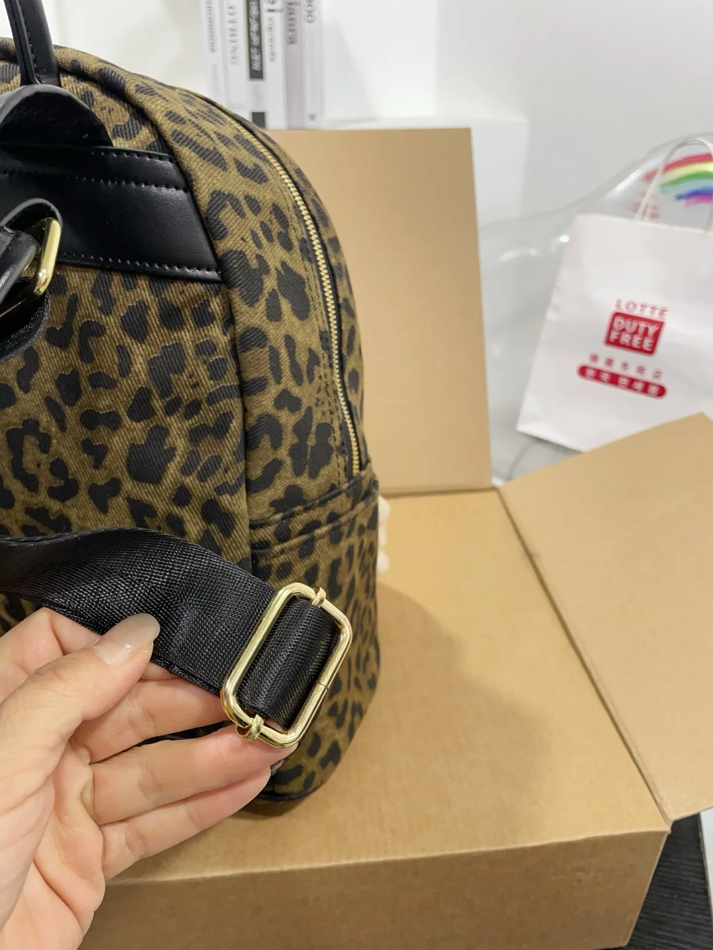 💰P150赠送挂件 圣罗兰双肩包 简单百搭 颜值高 日常出街首选 潮酷时尚女孩必入款 尺寸:26 31