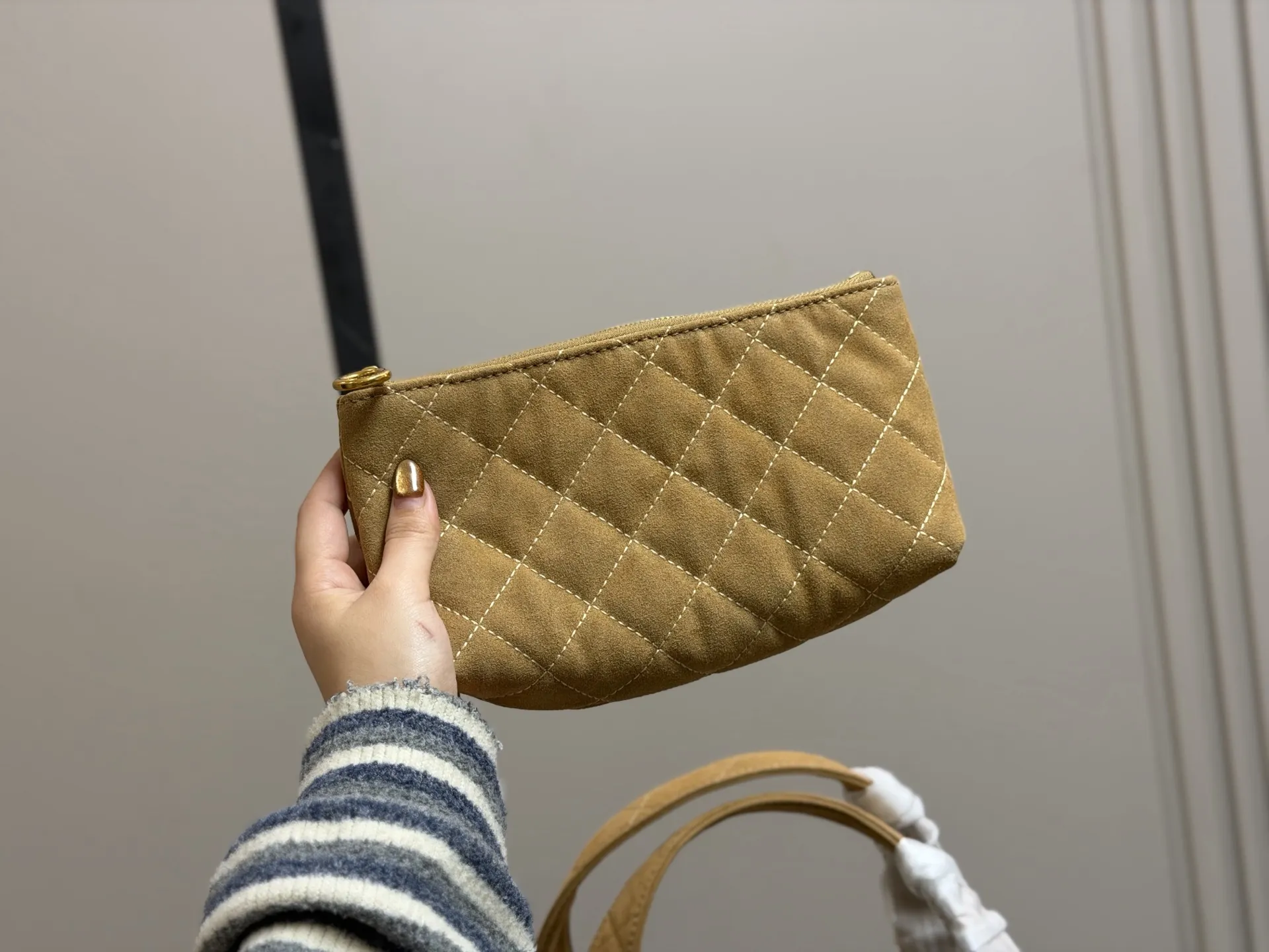 ¥260 折叠盒飞机盒 size:30*28cm 圣罗兰新款购物袋太可了吧 YSLGabv绗缝纹路购物袋 大tote感觉太温柔了吧! ⚠️原版大标