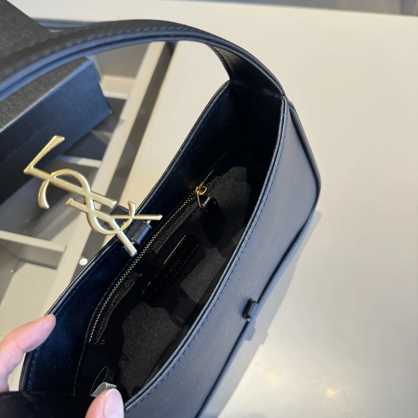 🅿️135✅新品推荐🔜 升级版🔥YSL圣罗兰专柜爆款hobo腋下包！明星同款！到哪都是回头率👍专柜同款哦！品质堪比正品！进口牛皮面料🐂外出轻便实用！原版顶级五金！🎁原版礼盒包装（size：24*15*6）