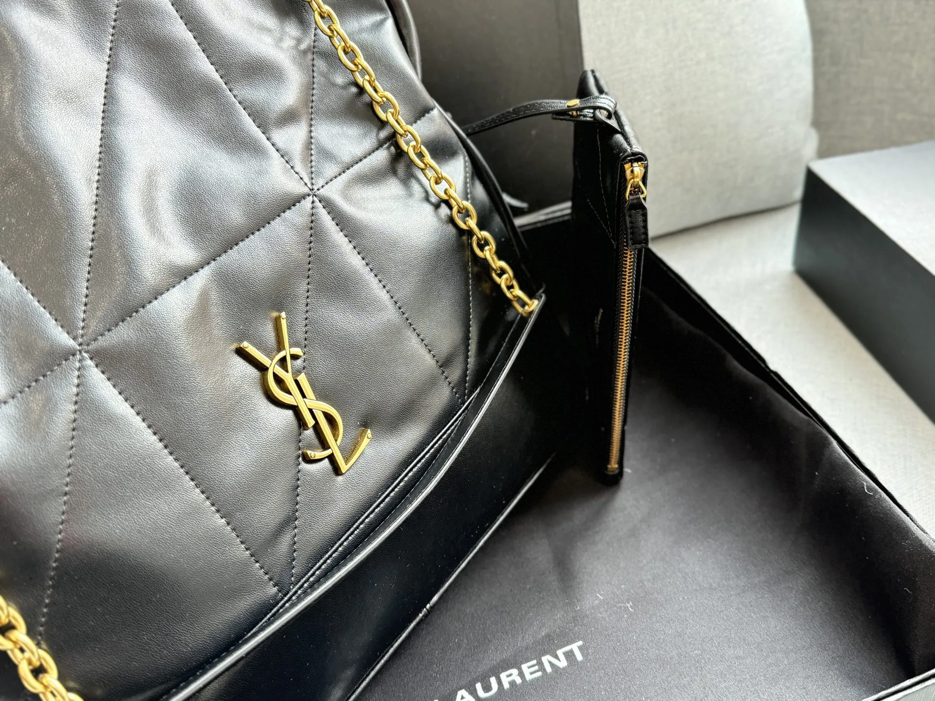 💰225 折叠盒 size：34&times;33 圣罗兰 YSL Jamie 福袋包 托特包Tote包购物袋单肩包 选YSL福袋包准没错！背上是一眼心动的时尚范儿，包里藏着惊喜，连&lsquo;袋&rsquo;本身都是百搭利器，相当于把精致和好运一起背在身上～ 宋佳同款福袋包！ 松弛有度的时尚，手袋的精致设计，不仅能够完美收纳你的日常所需，更是一种生活态度的展现。松弛有度，既不失优雅，又充满个性。