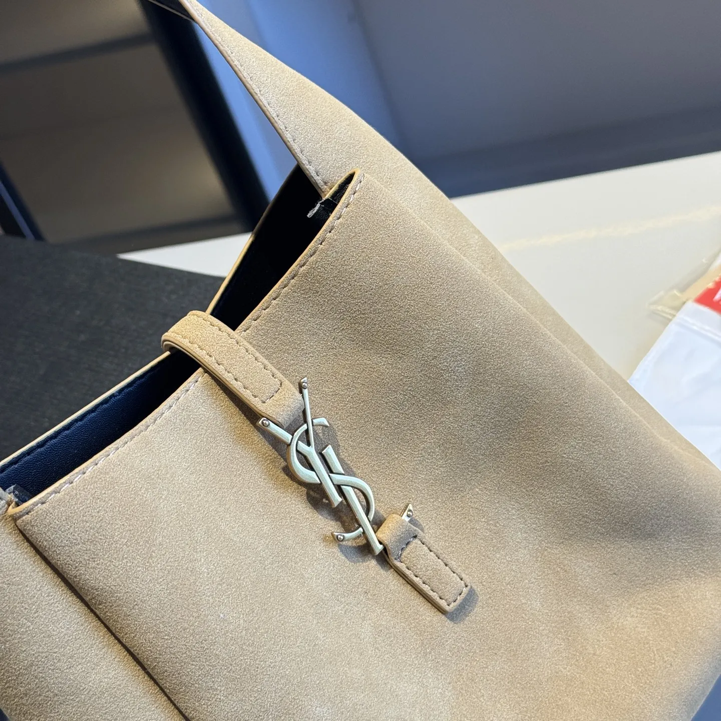 🅿️140✅新品推荐🔜 🔥YSL圣罗兰专柜新款麂皮系列HOBO腋下包👍这款包超!级!火!👍各大明星追捧的爆款~采用原版五金配件!经典logo!顶级做工!面料采用原版皮料!大容量!原版礼盒包装🎁(size:21*22*9)