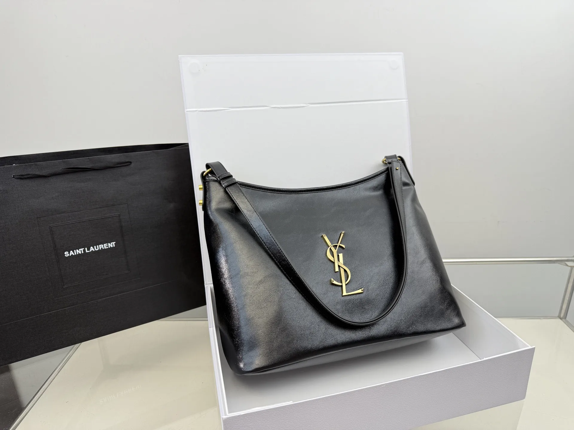 （无盒⚠️）p175 圣罗兰油蜡皮黑银hobo腋下包购物袋酷酷女孩的本命包包！出门逛街旅游随便背size：36*36cm