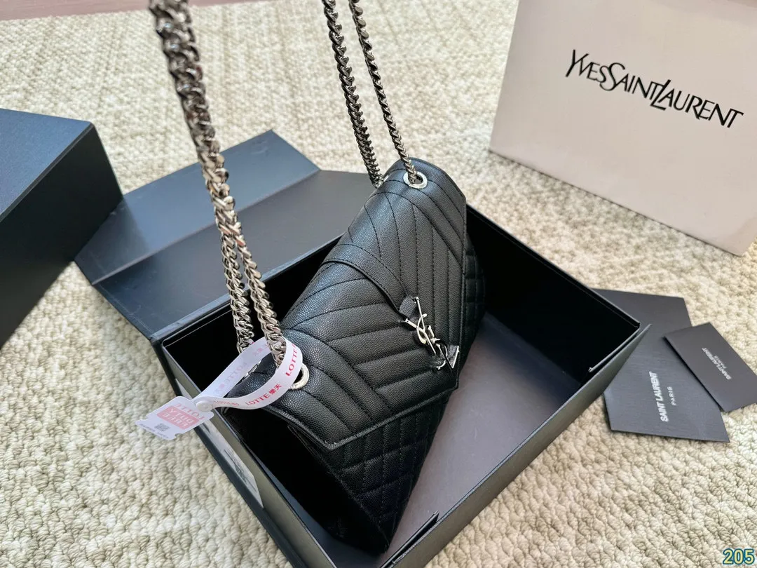 小号&yen;150折叠盒 圣罗兰YSL Envelope信封包 简约才是百搭公式。 复古又时髦，妥妥的街拍神器。 出街通勤都可。 容量很大，可肩背、斜挎。 搭配很显高级感。 是帅气女孩不可缺少的一款经典存在。 尺寸小号24 17