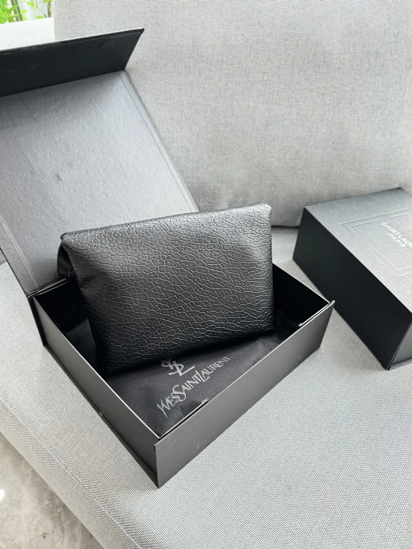 💰125 折叠盒 size：23&times;16 圣罗兰 YSL LE CASSANDRE 大象纹 链条包 信封包 单肩斜挎手拿包 精致度满分10 链条包新色新色好有气质小羊皮材质 很轻很软!巴掌大却超好装的小个子可以闭眼冲 超软超有质感！！！