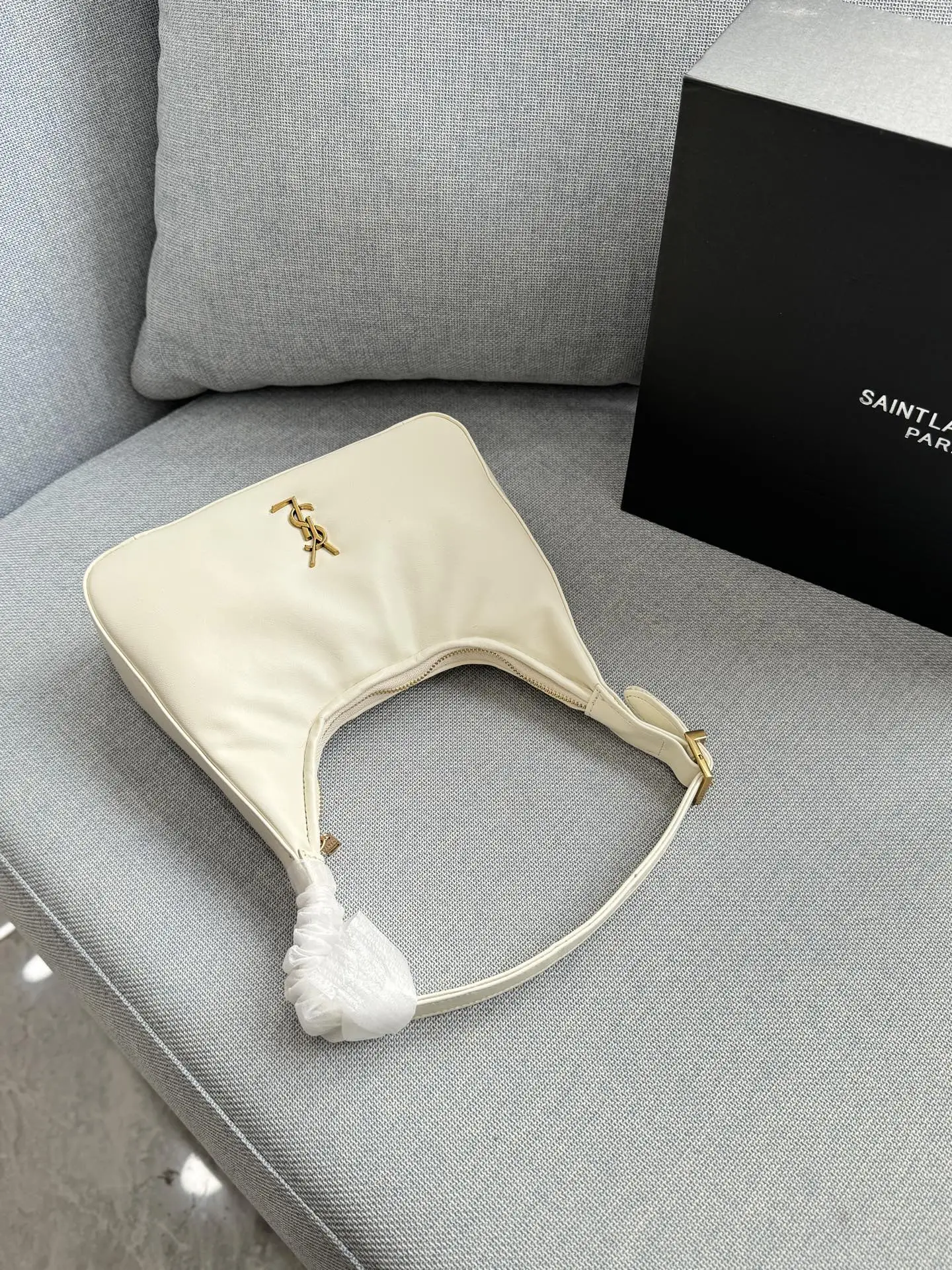 💰135 折叠盒 size:22×19 圣罗兰 YSL Calypso 腋下包 流浪包手提单肩包 触感柔软细腻,搭配金色YSL标志,低调又奢华。月牙形包型, 通勤休闲都很OK! 简约设计+实用性,轻松搭配各种穿搭,是时尚女孩必入的经典单品